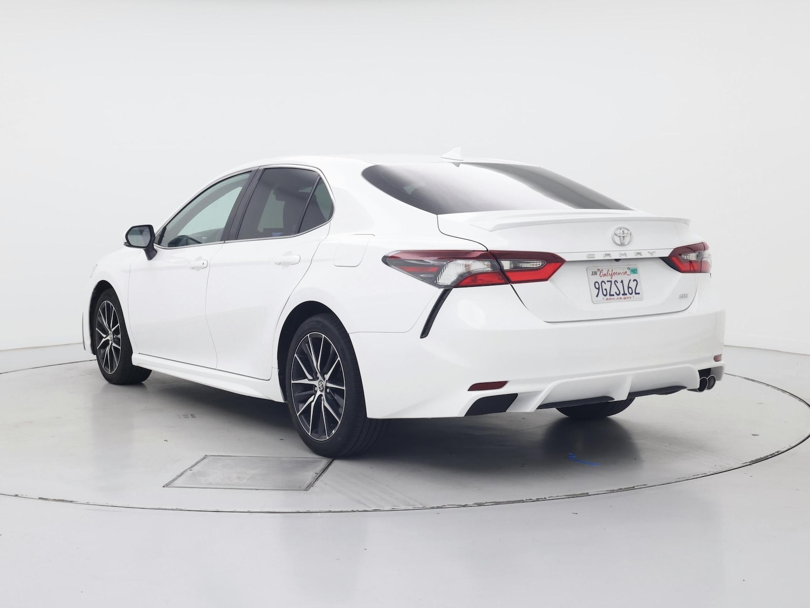 2023 Toyota Camry SE - Photo 3
