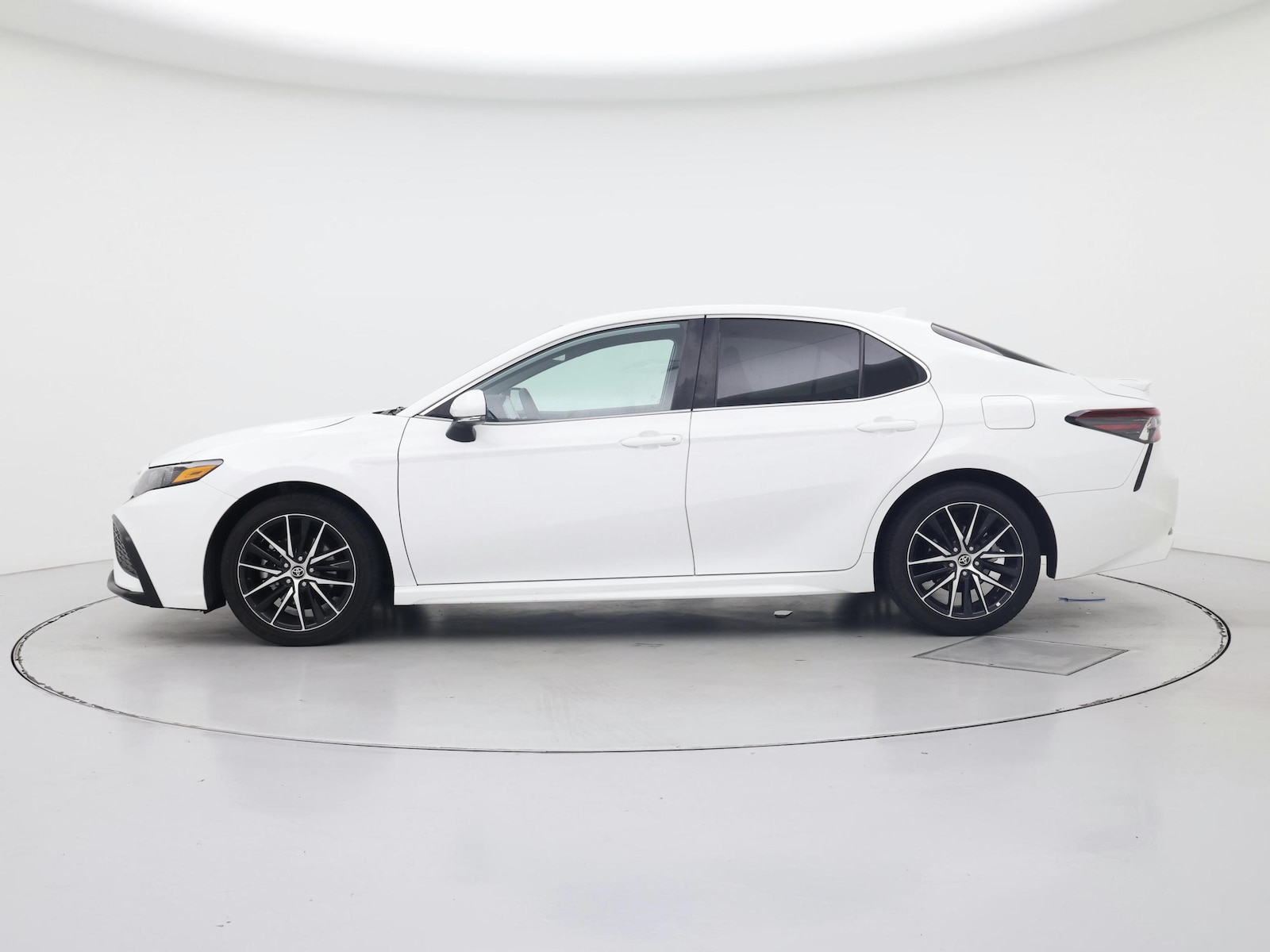 2023 Toyota Camry SE - Photo 4