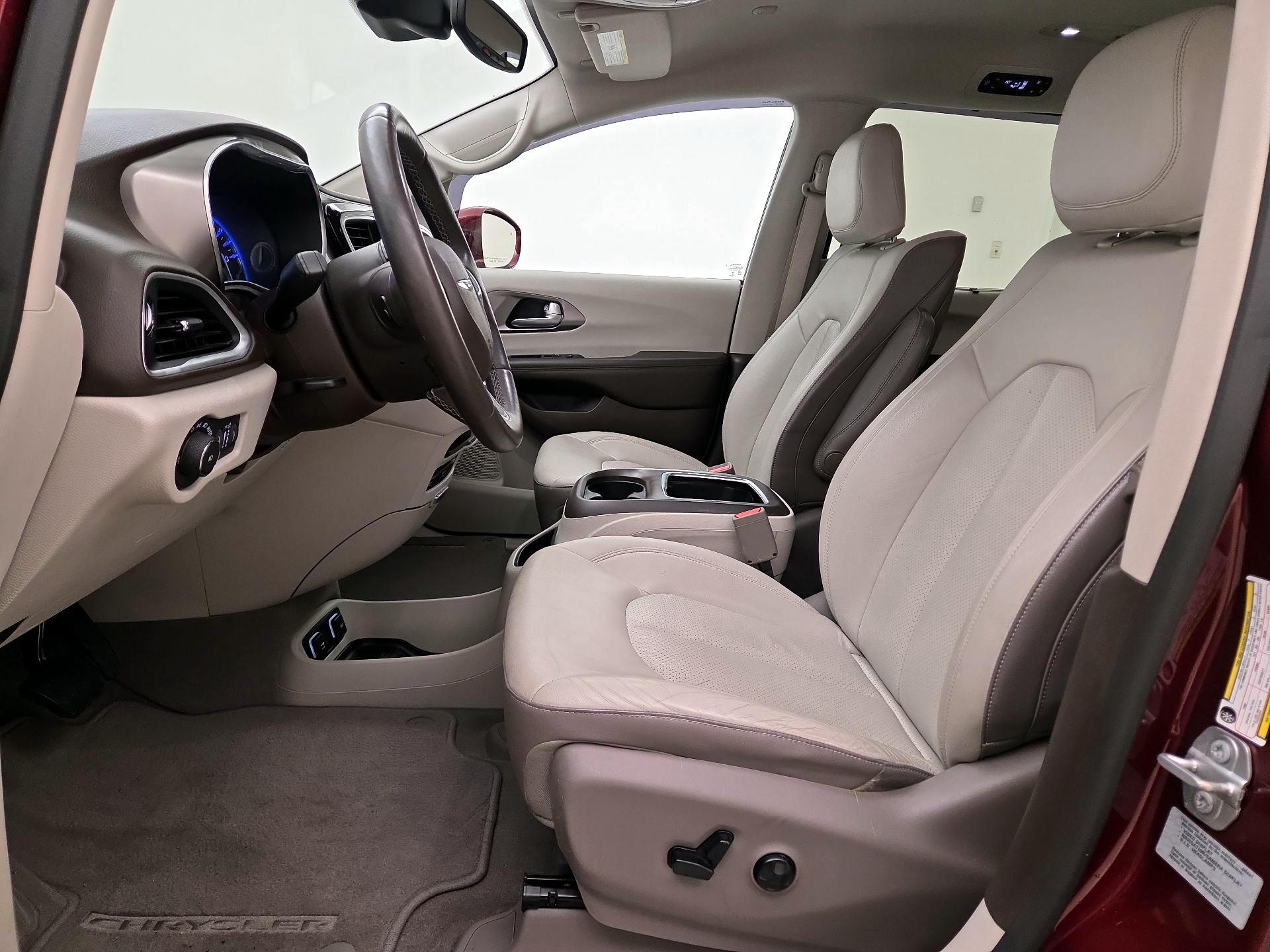 Thumbnail: 2017 Chrysler Pacifica - 11