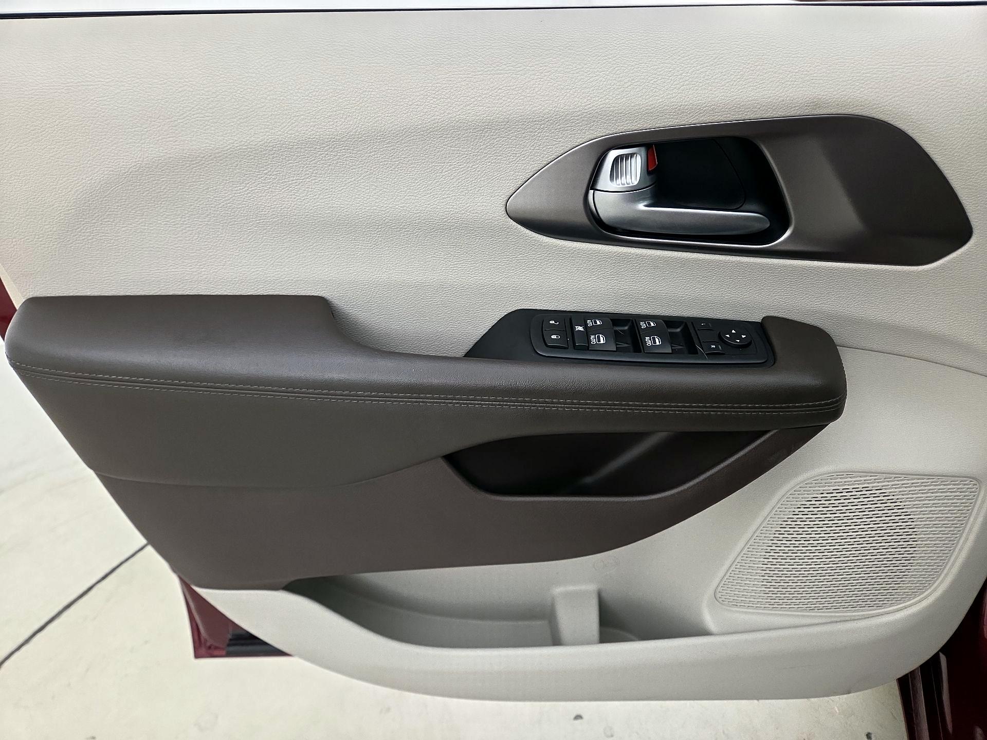 Thumbnail: 2017 Chrysler Pacifica - 12