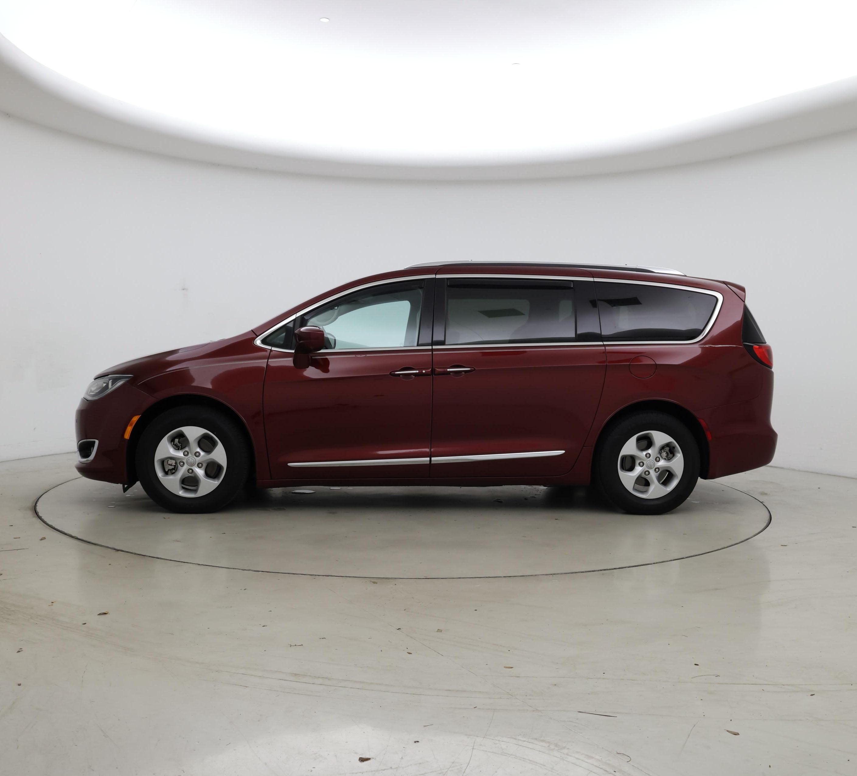 Thumbnail: 2017 Chrysler Pacifica - 3