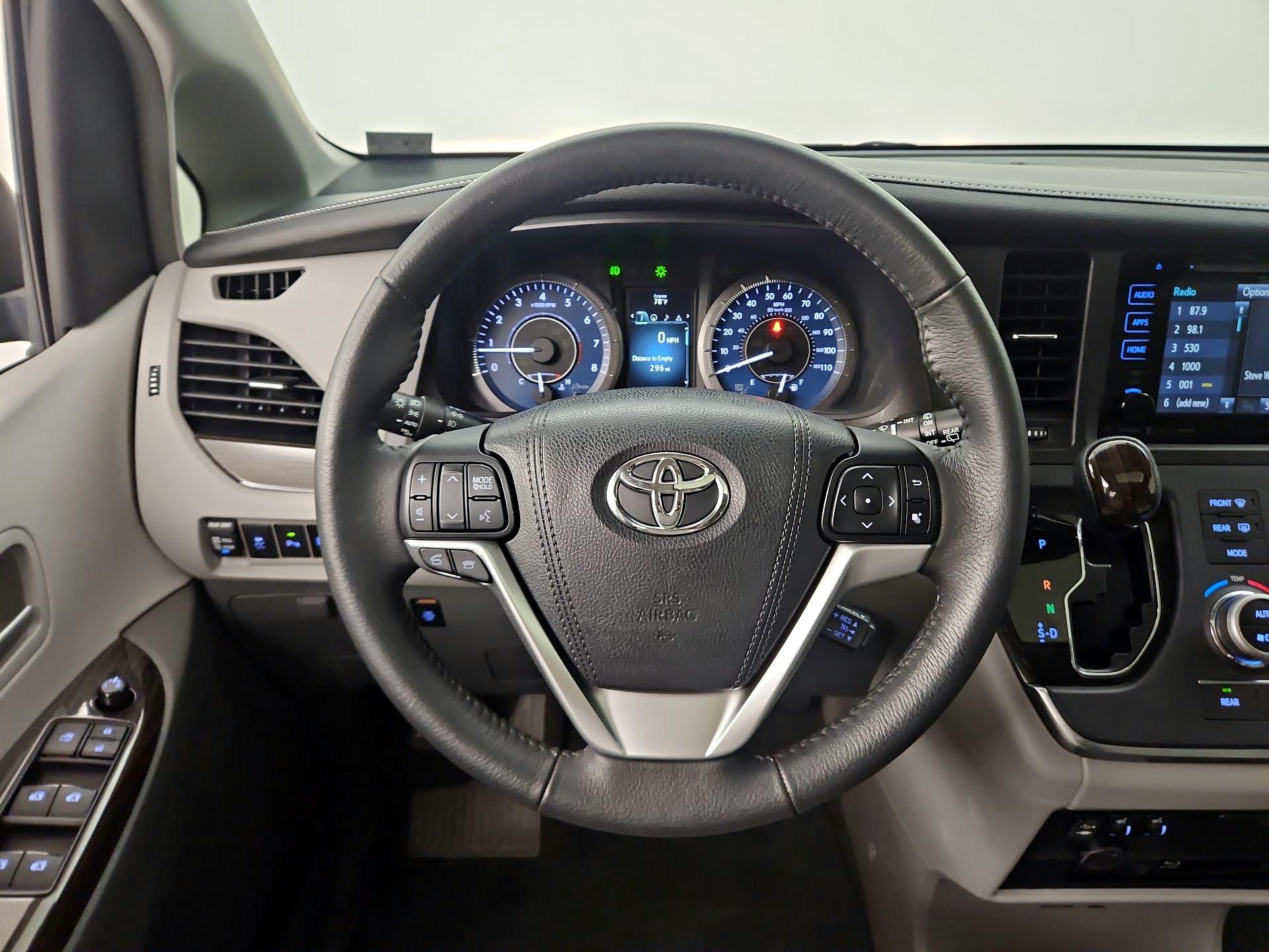 Thumbnail: 2017 Toyota Sienna - 10