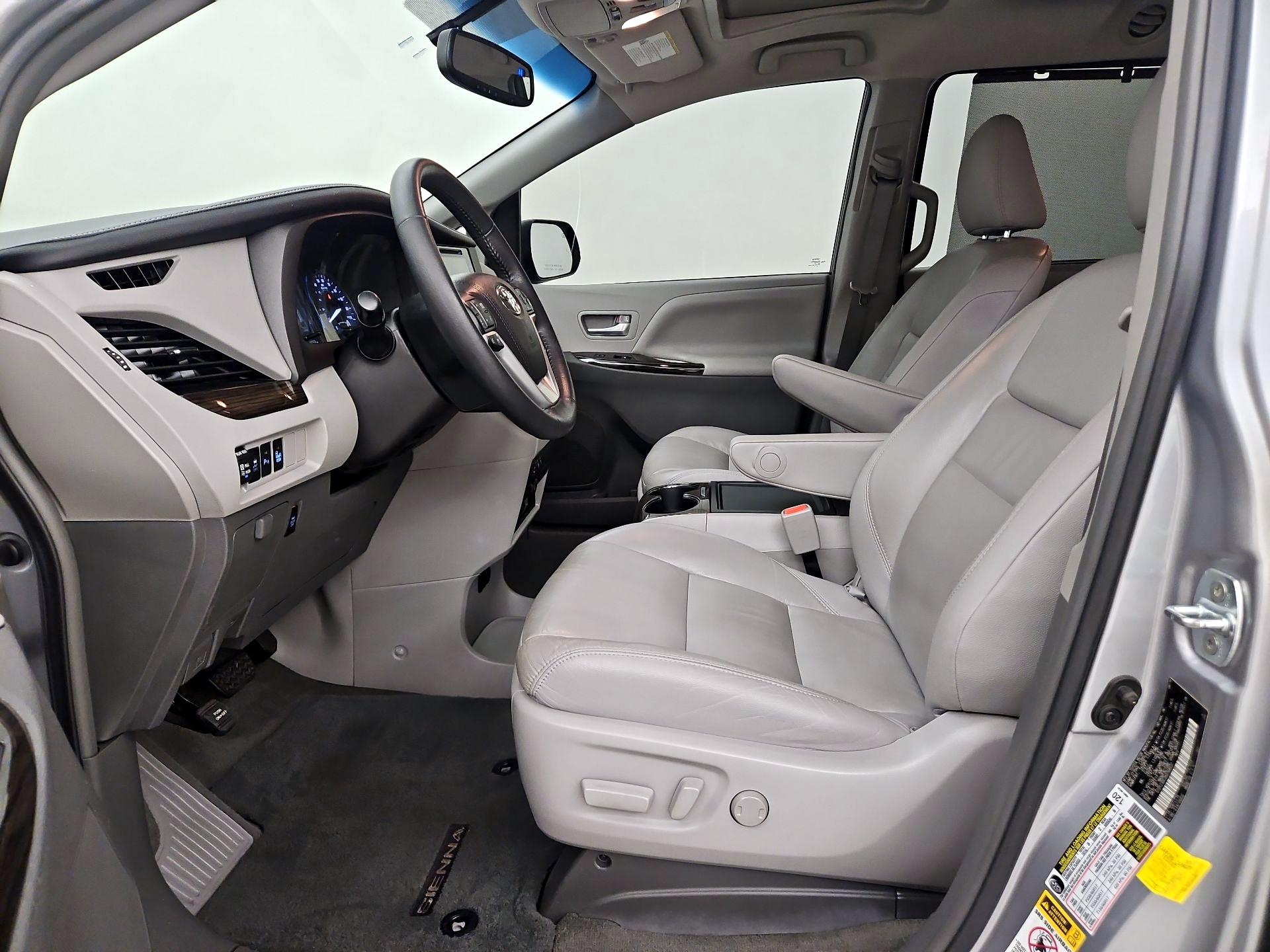 Thumbnail: 2017 Toyota Sienna - 11