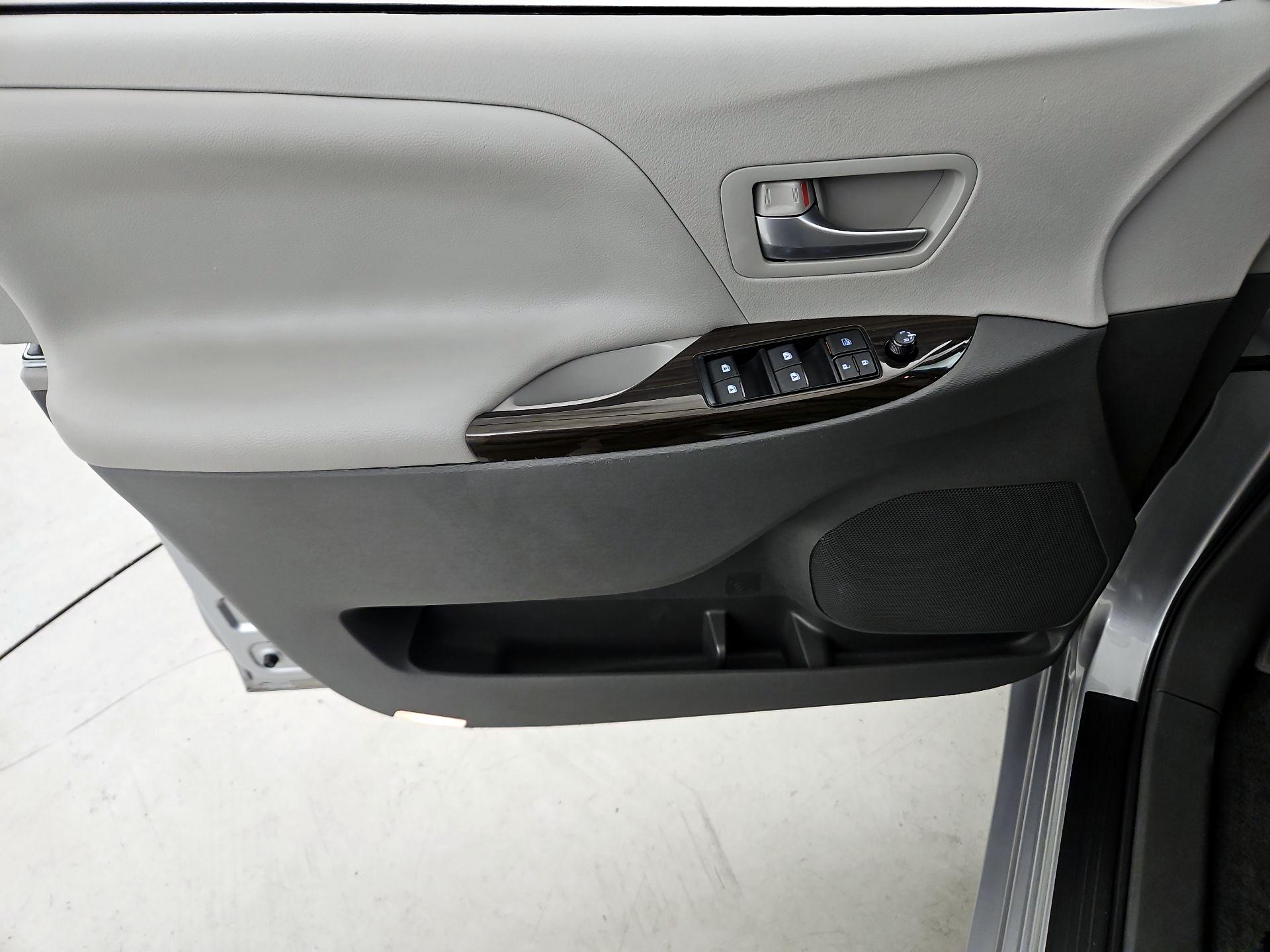 Thumbnail: 2017 Toyota Sienna - 12