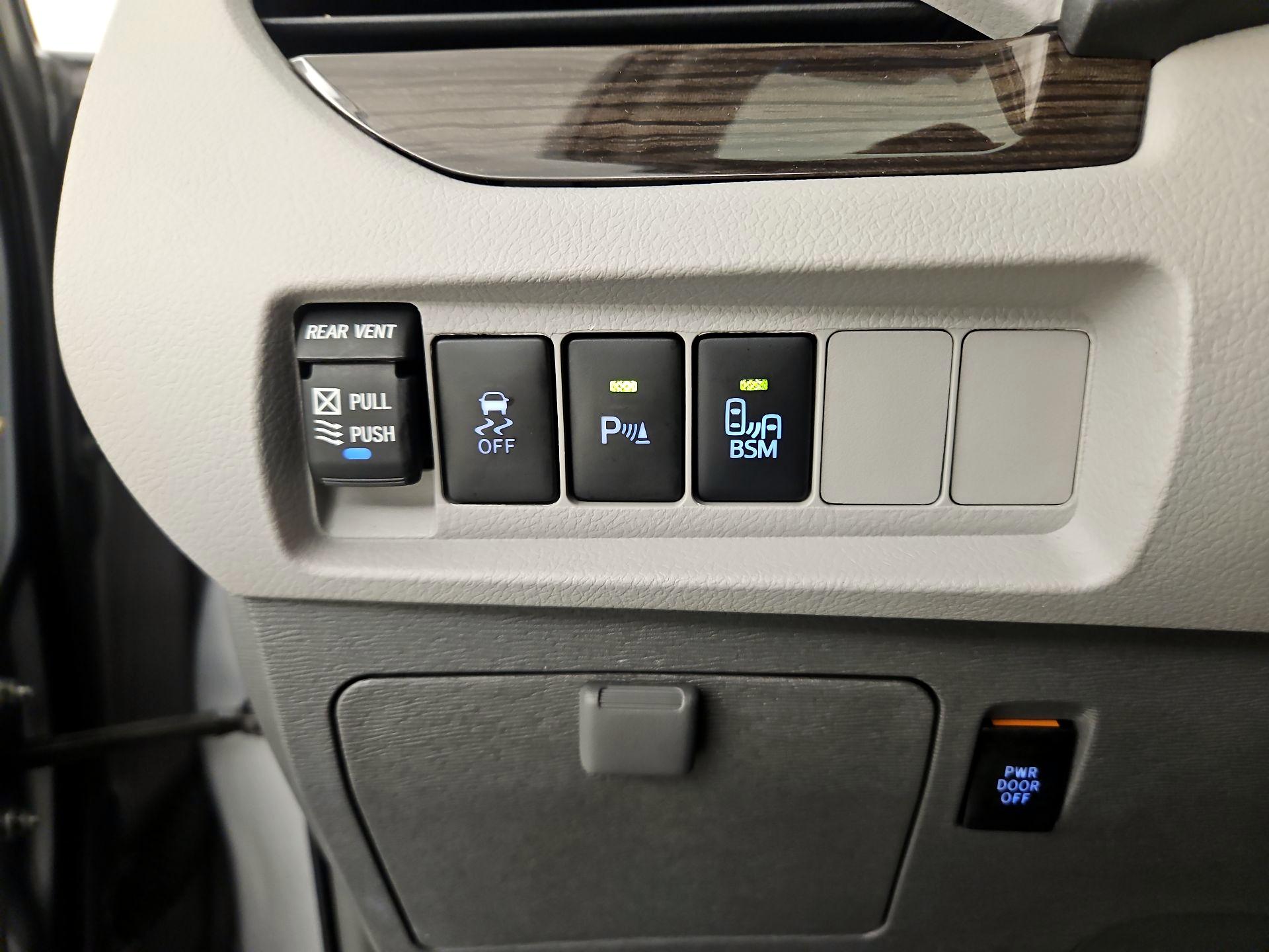 Thumbnail: 2017 Toyota Sienna - 13