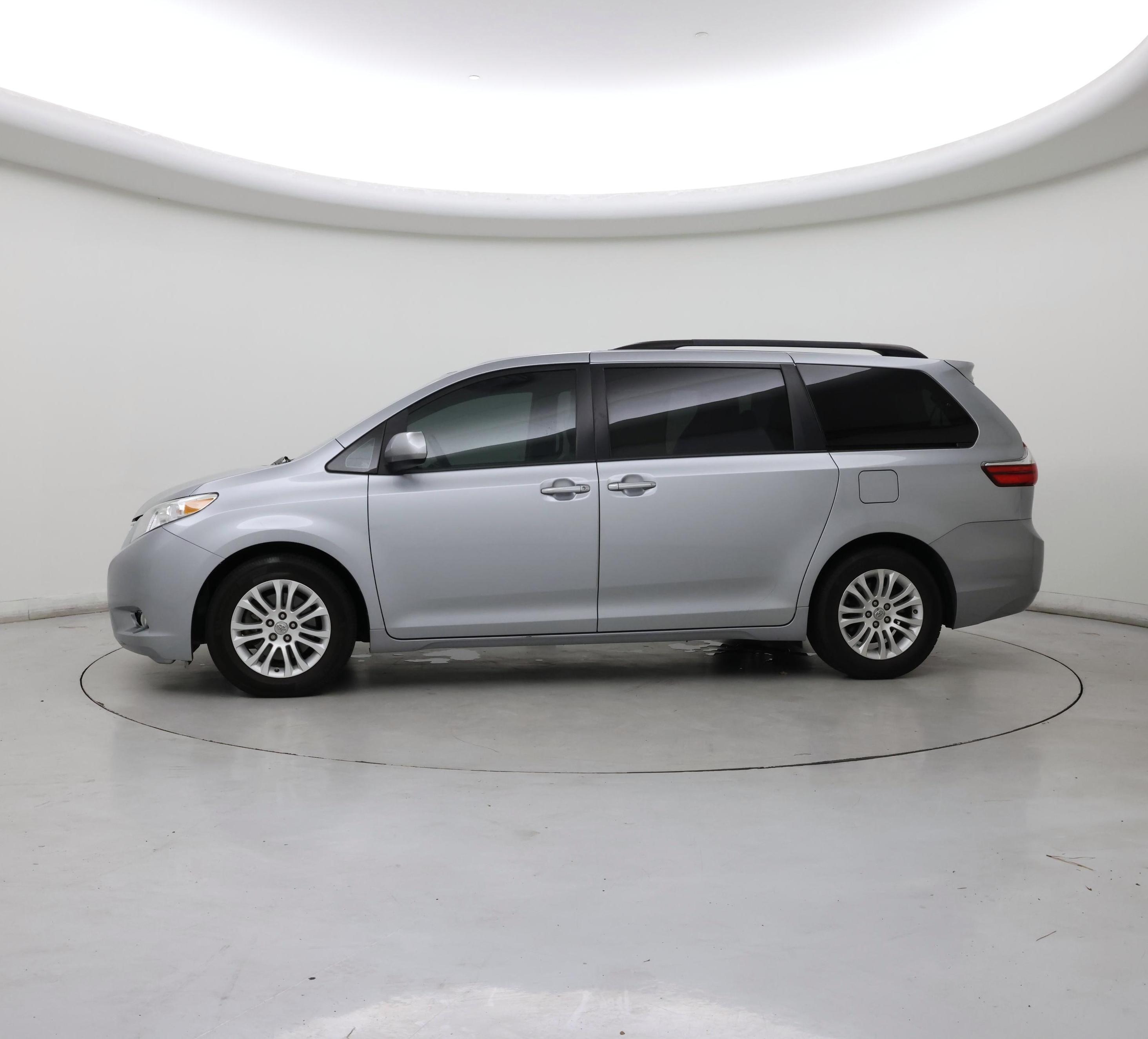 Thumbnail: 2017 Toyota Sienna - 3
