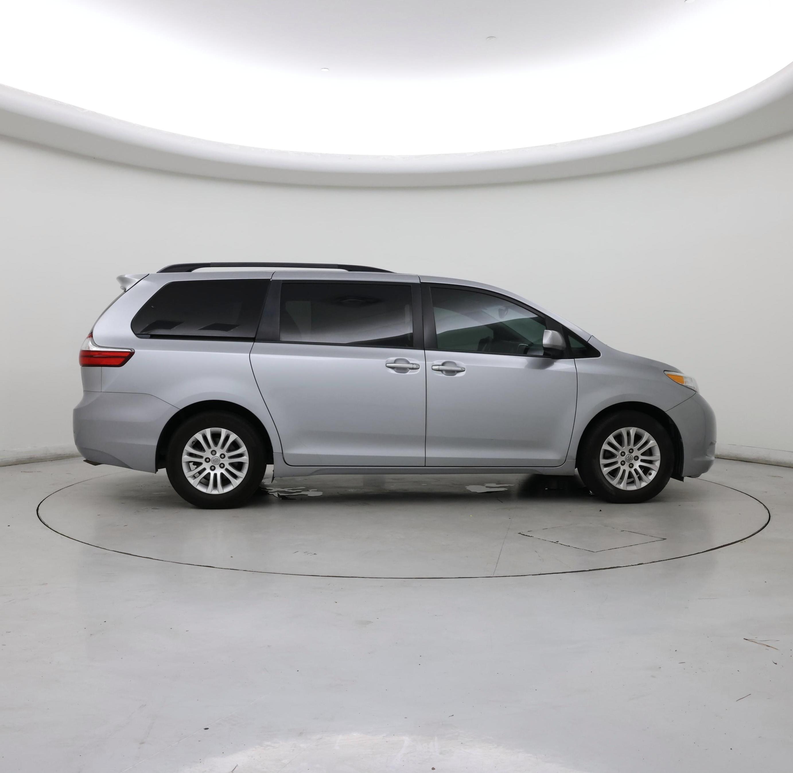 Thumbnail: 2017 Toyota Sienna - 7