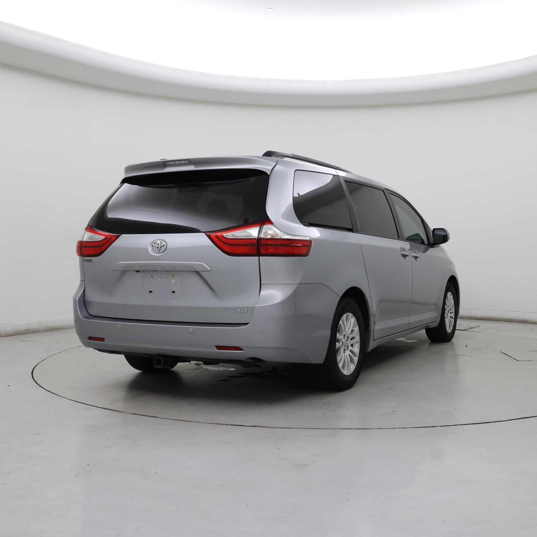 Thumbnail: 2017 Toyota Sienna - 8
