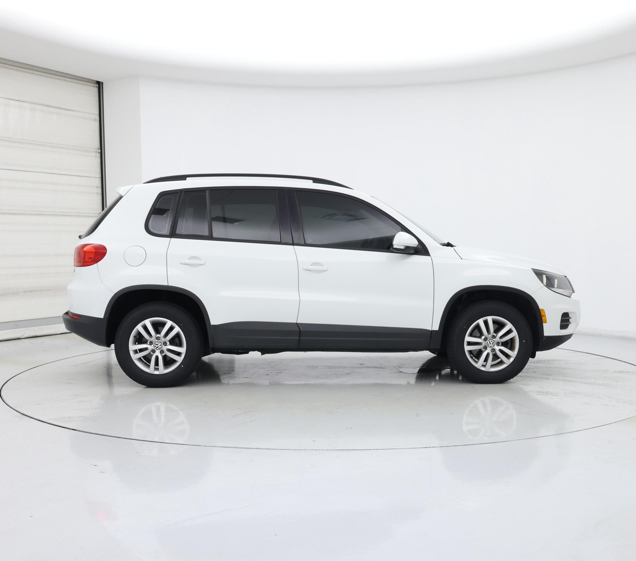 Thumbnail: 2017 Volkswagen Tiguan - 7