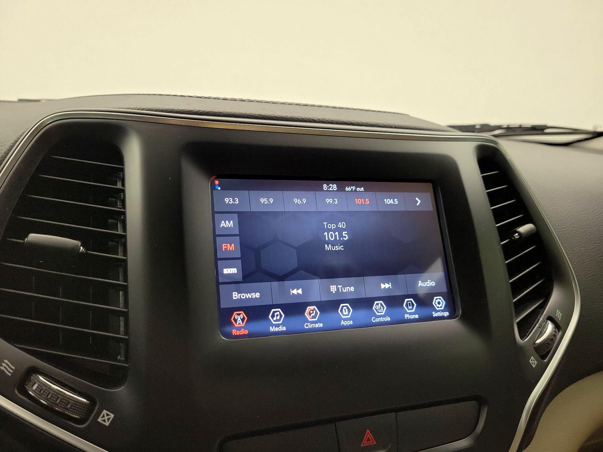 Thumbnail: 2020 Jeep Cherokee - 15