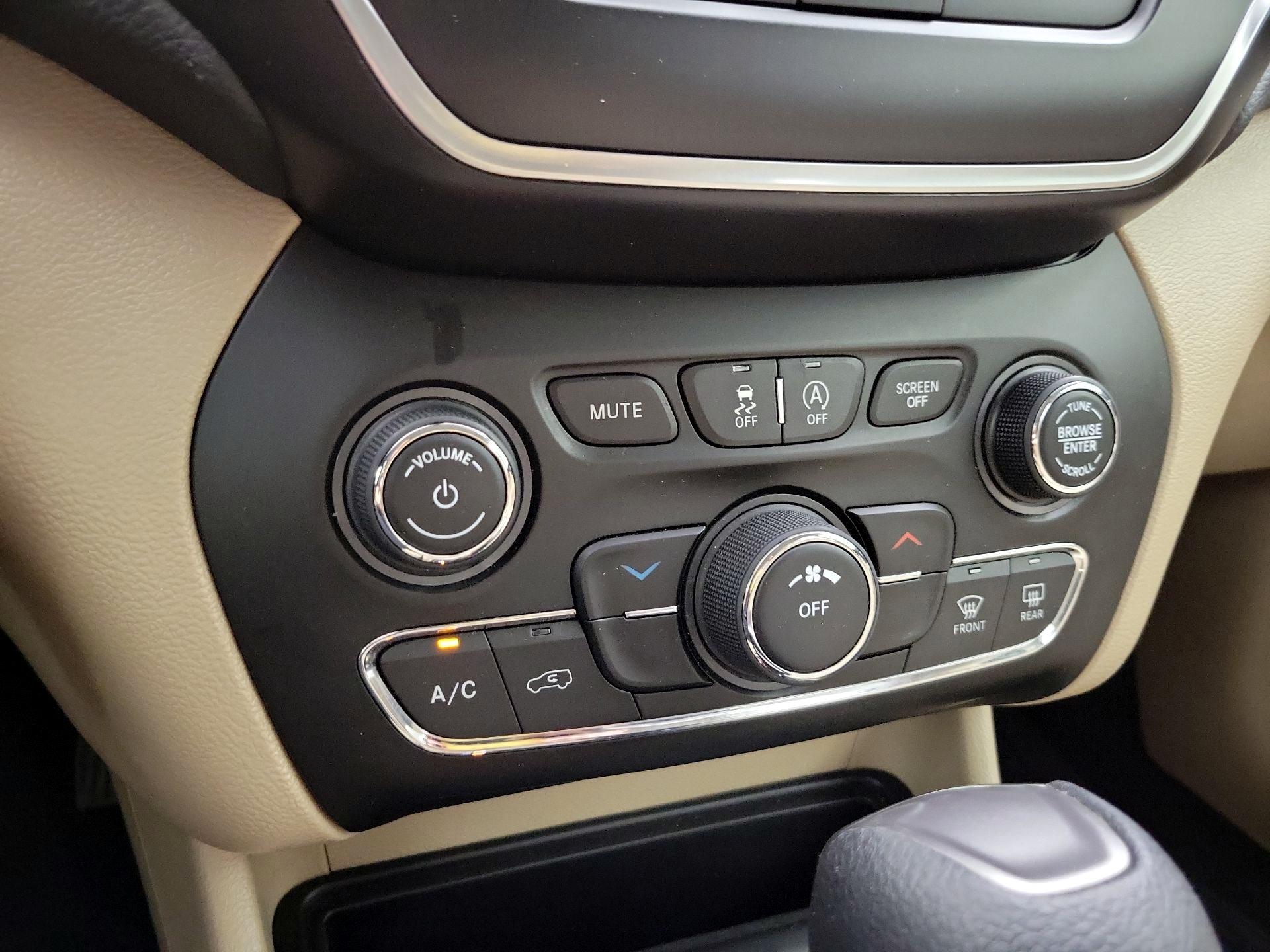 Thumbnail: 2020 Jeep Cherokee - 16