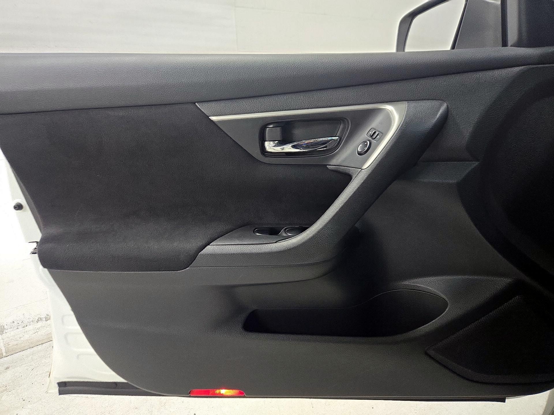Thumbnail: 2015 Nissan Altima - 12