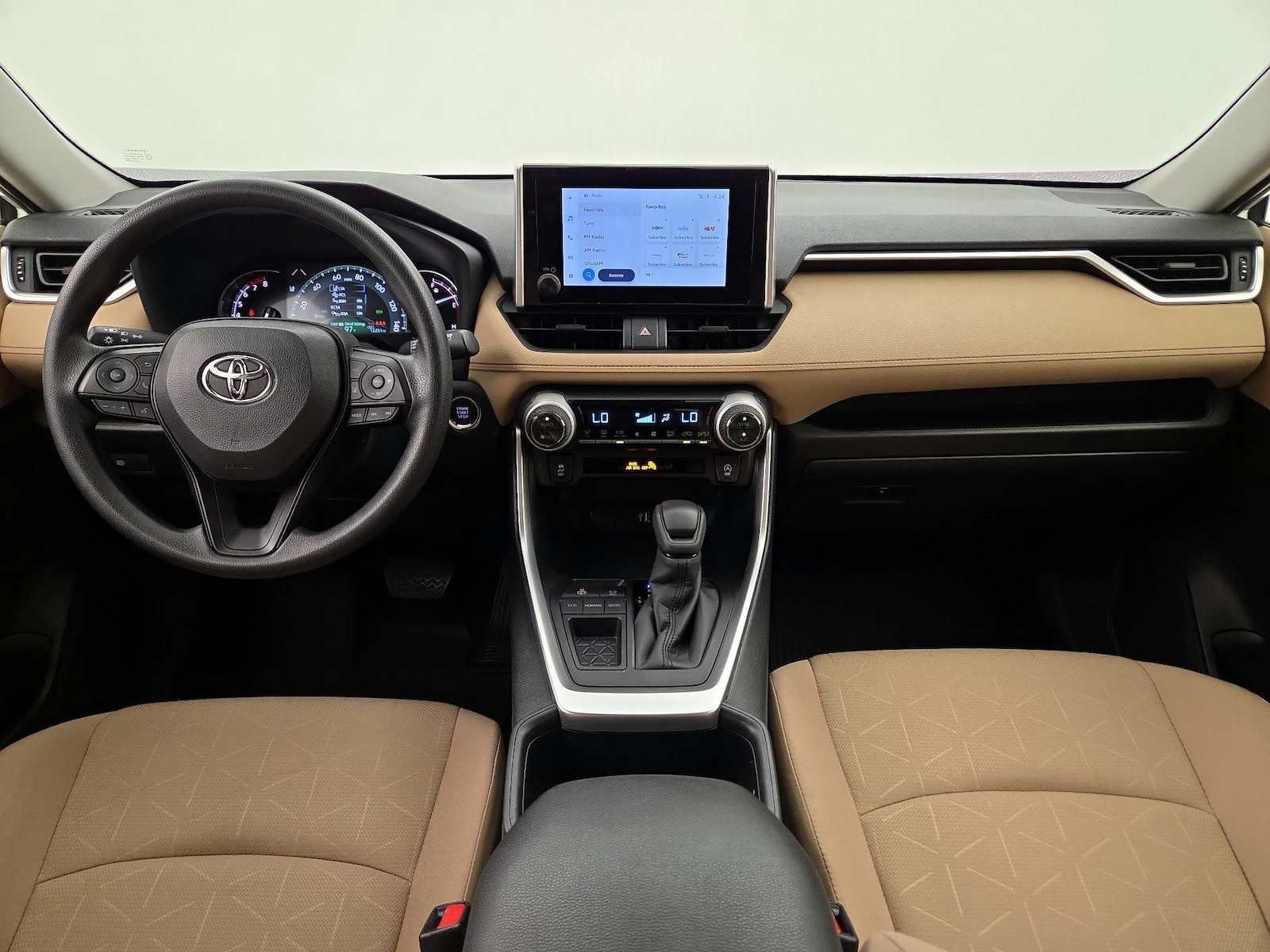 2025 Toyota RAV4 XLE - Photo 10