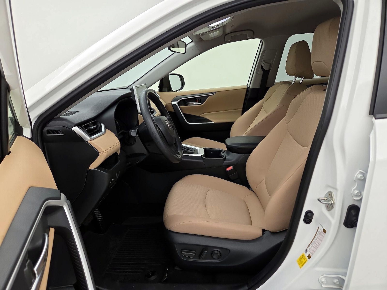 2025 Toyota RAV4 XLE - Photo 12