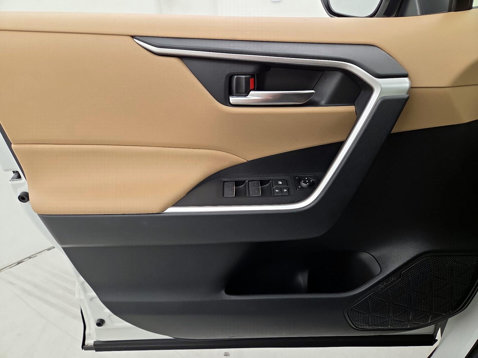 2025 Toyota RAV4 XLE - Photo 13