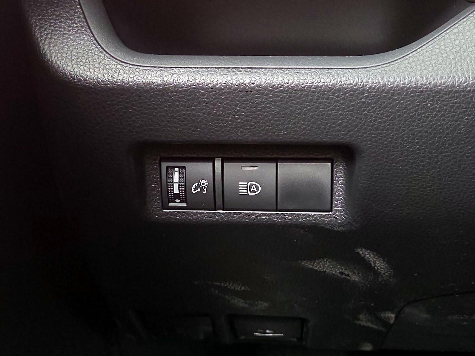 2025 Toyota RAV4 XLE - Photo 14