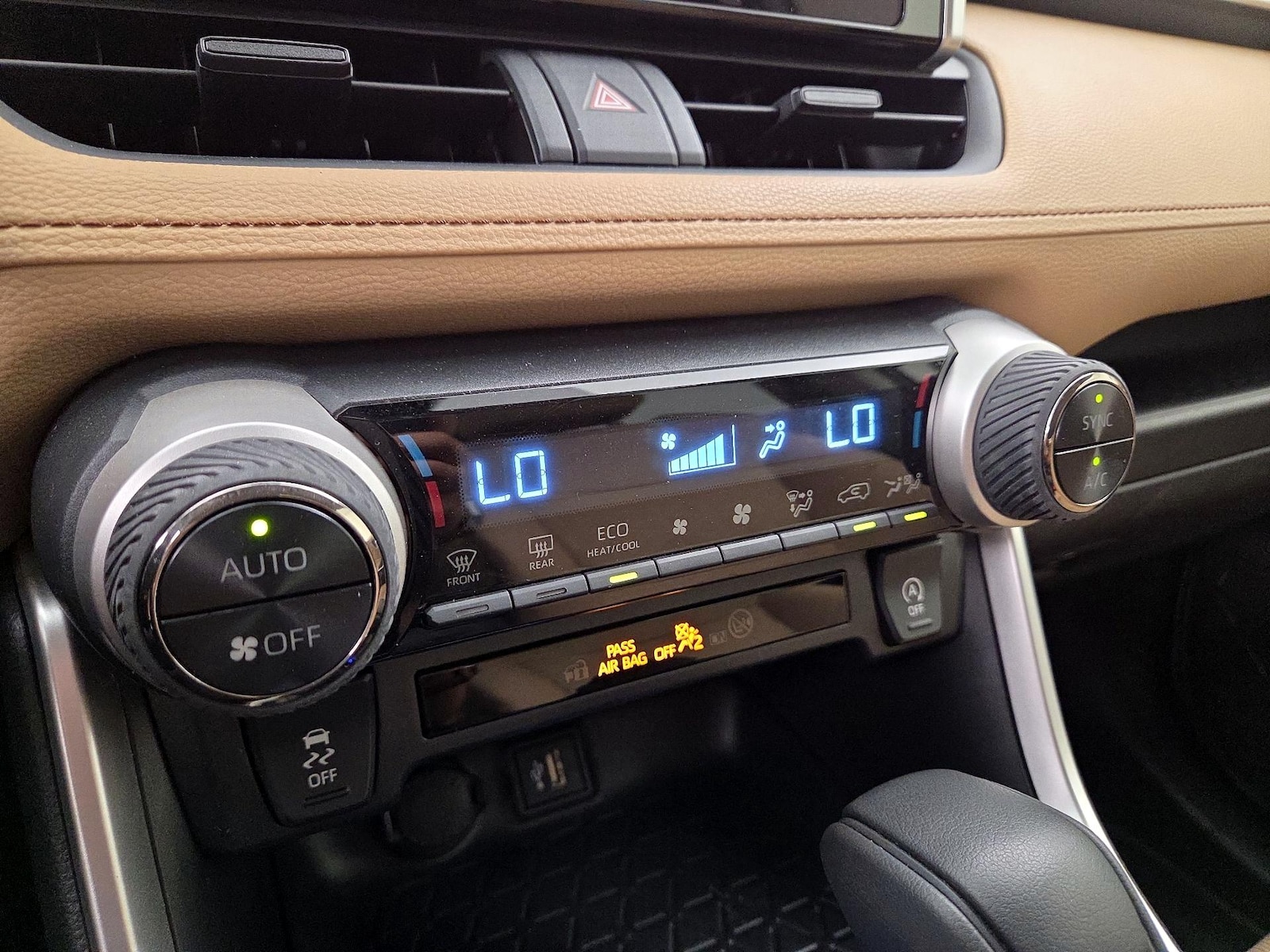 2025 Toyota RAV4 XLE - Photo 17