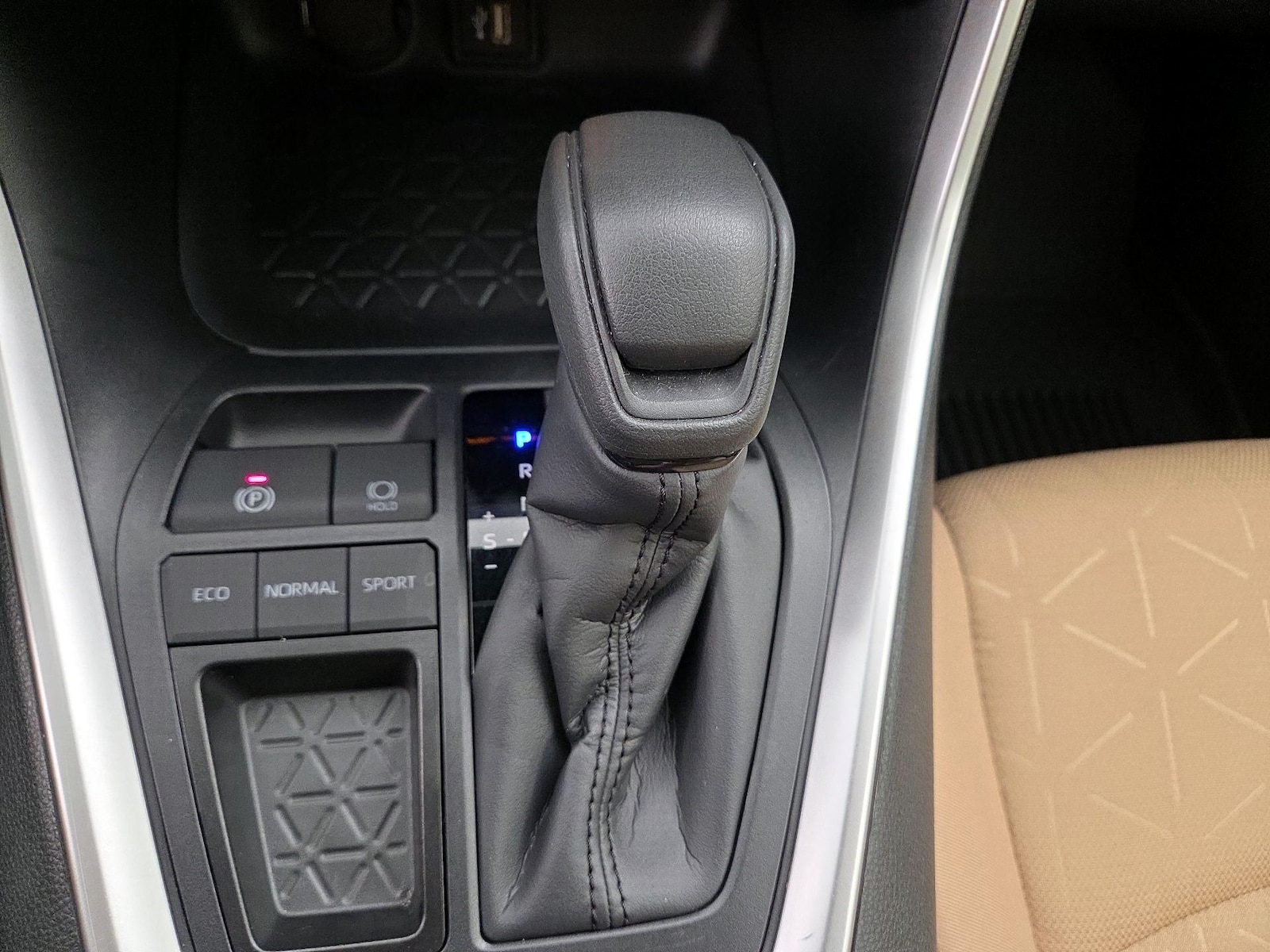 2025 Toyota RAV4 XLE - Photo 18