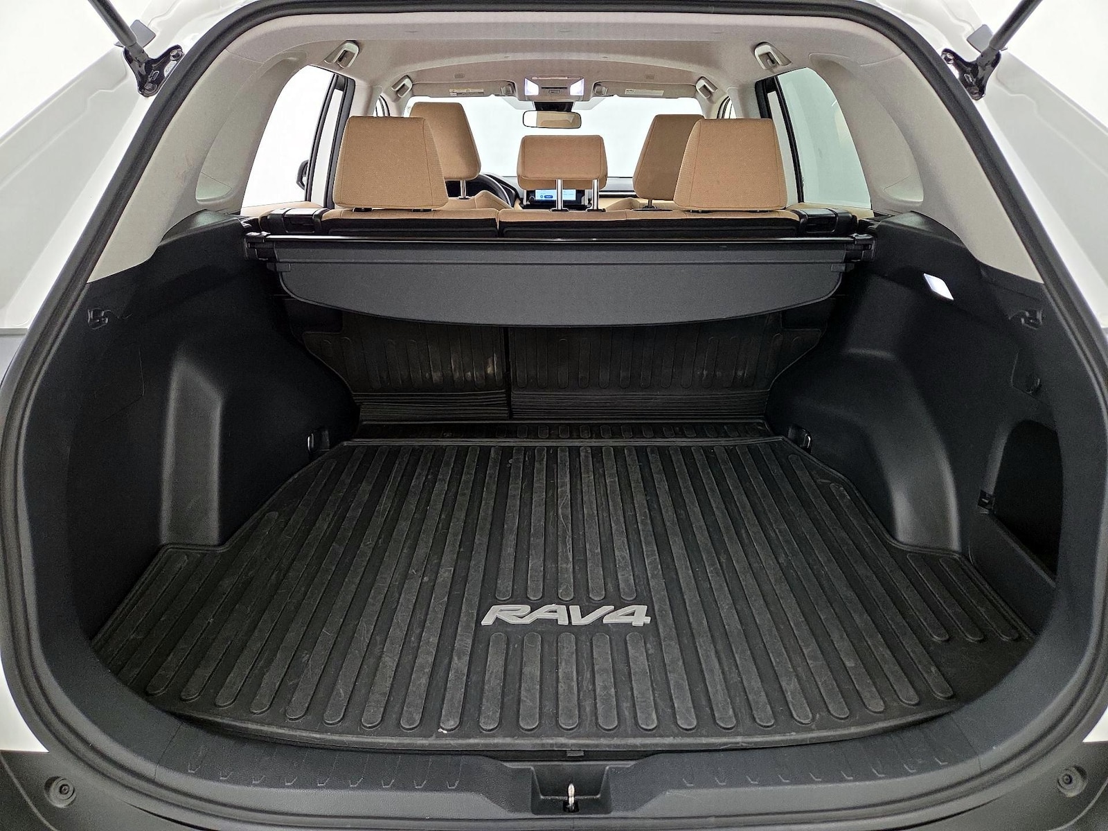 2025 Toyota RAV4 XLE - Photo 21