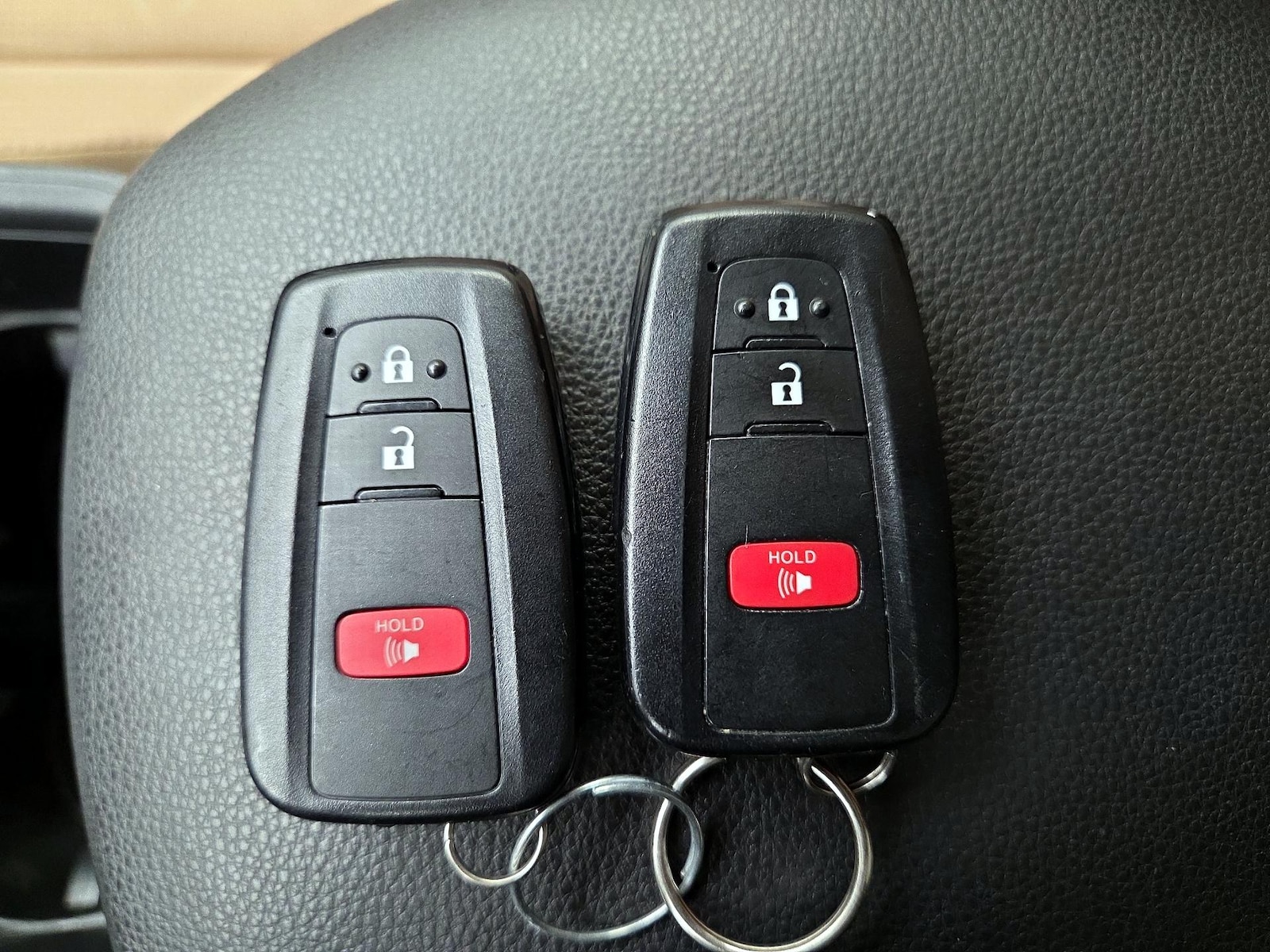 2025 Toyota RAV4 XLE - Photo 23