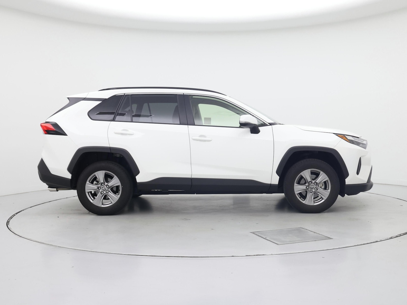 2025 Toyota RAV4 XLE - Photo 8