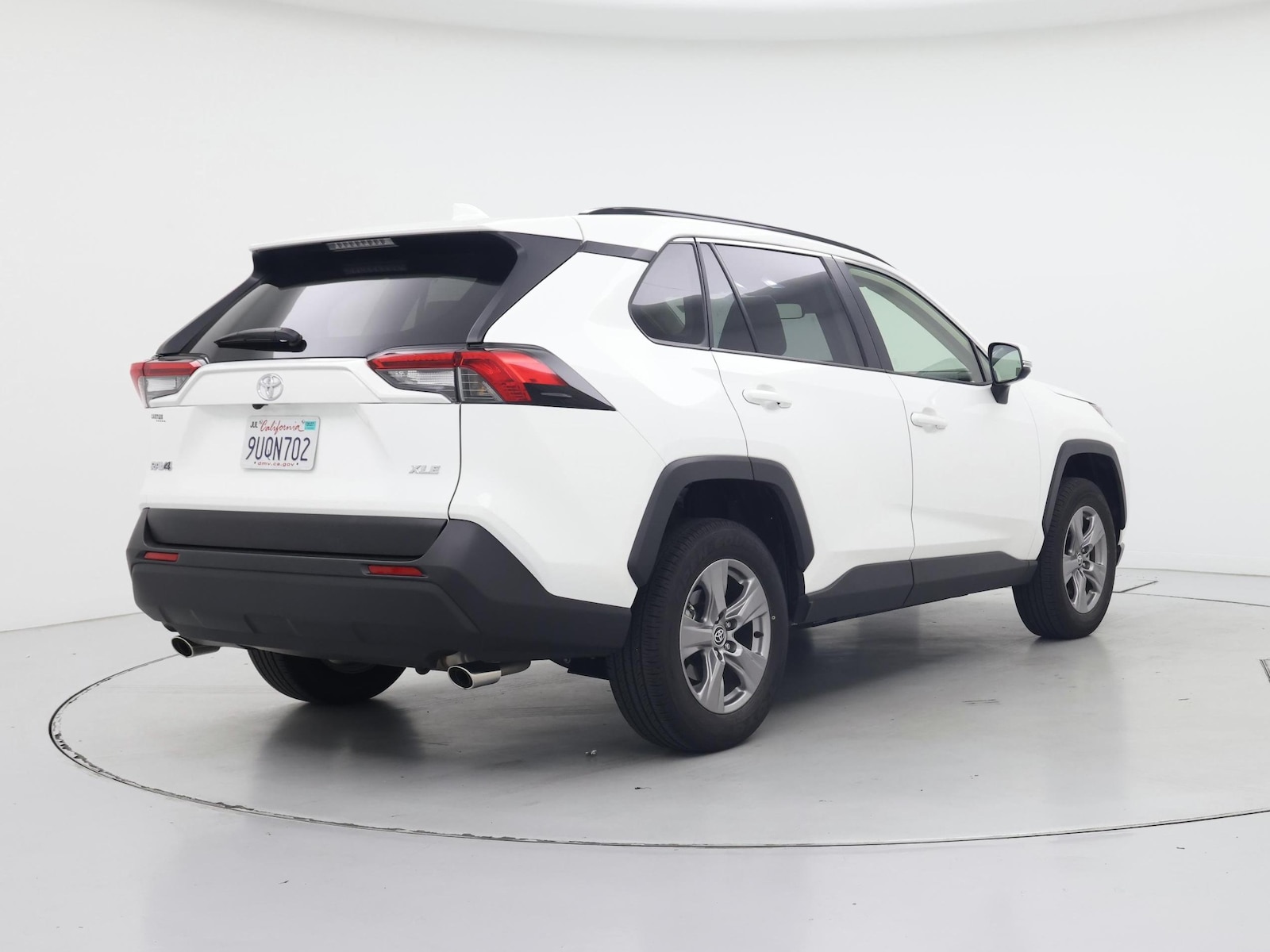 2025 Toyota RAV4 XLE - Photo 9