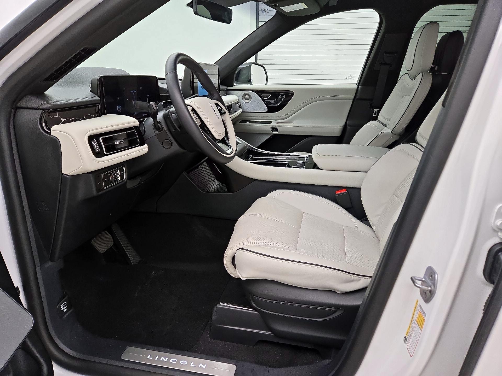 Thumbnail: 2025 Lincoln Aviator - 11