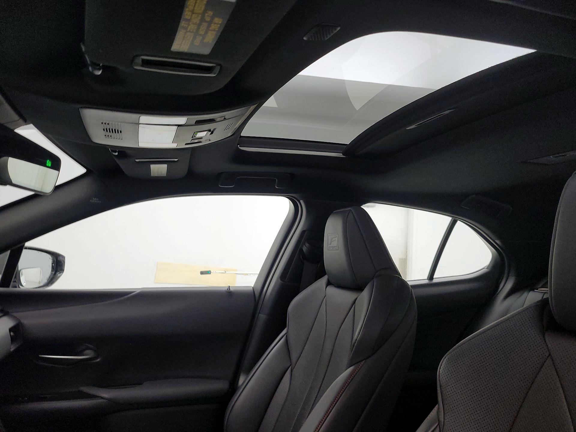 Thumbnail: 2019 Lexus UX - 17