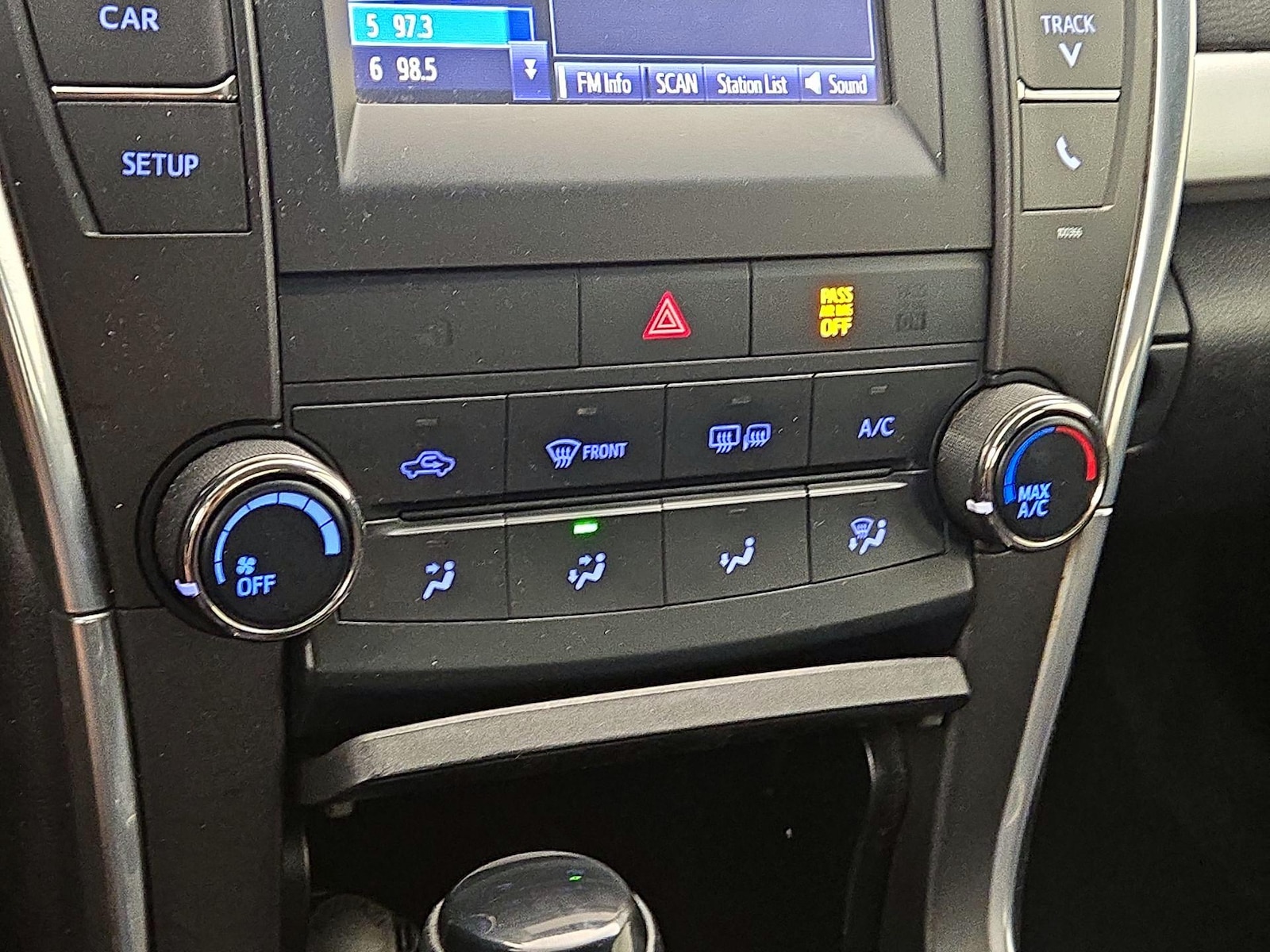2015 Toyota Camry SE - Photo 17