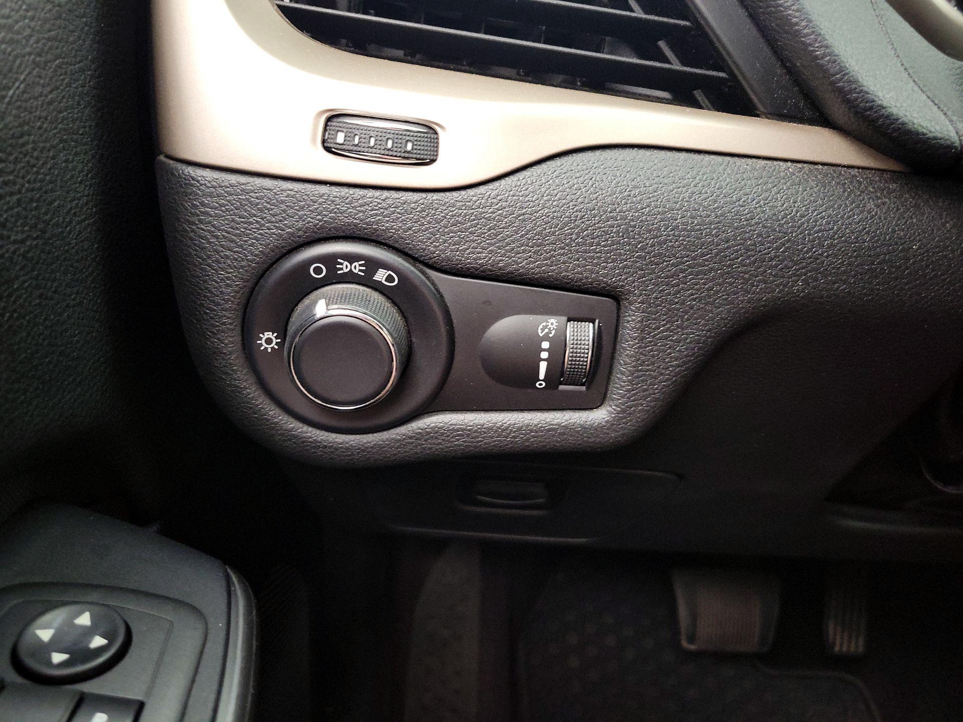 Thumbnail: 2016 Jeep Cherokee - 13