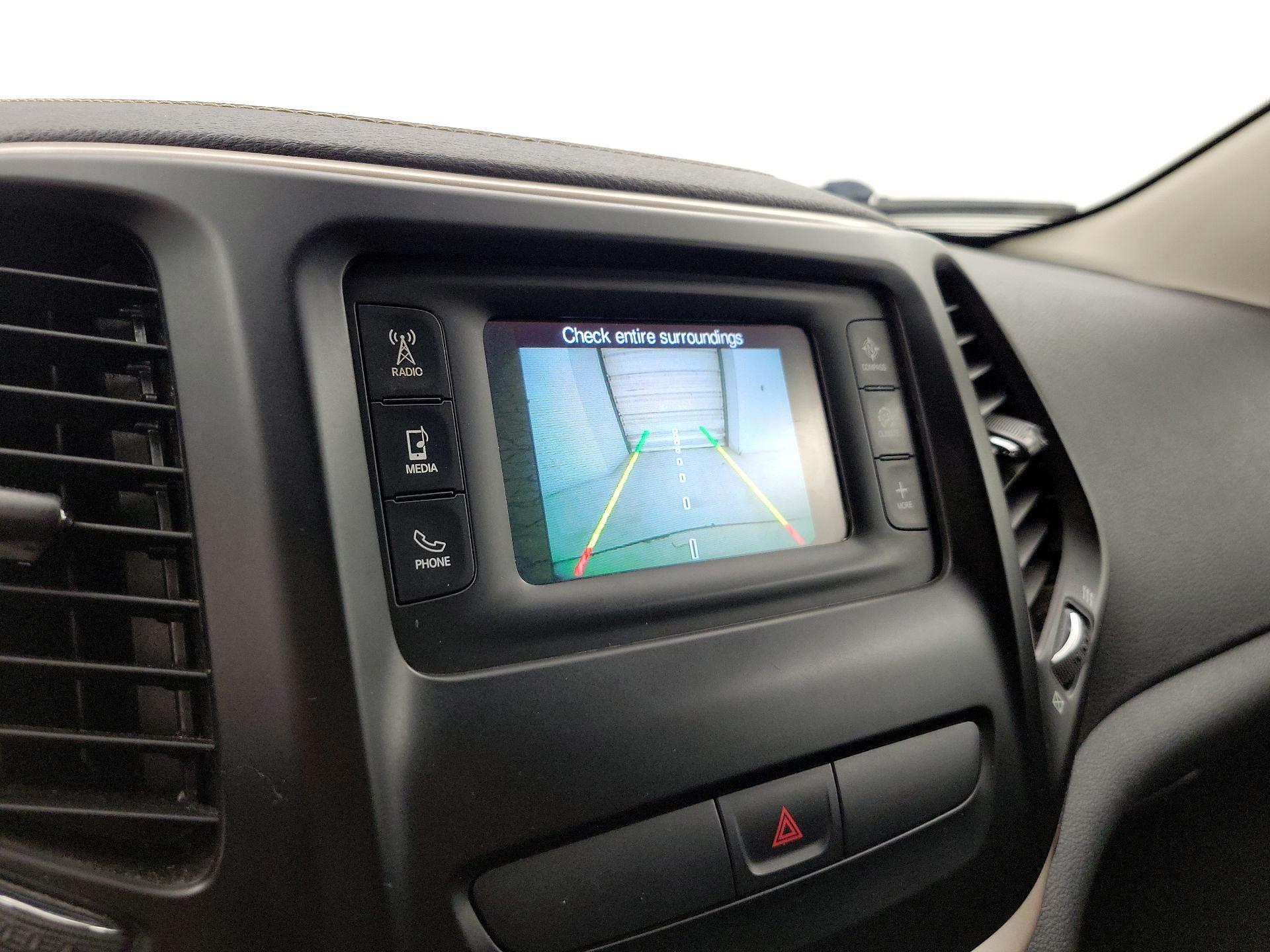 Thumbnail: 2016 Jeep Cherokee - 14
