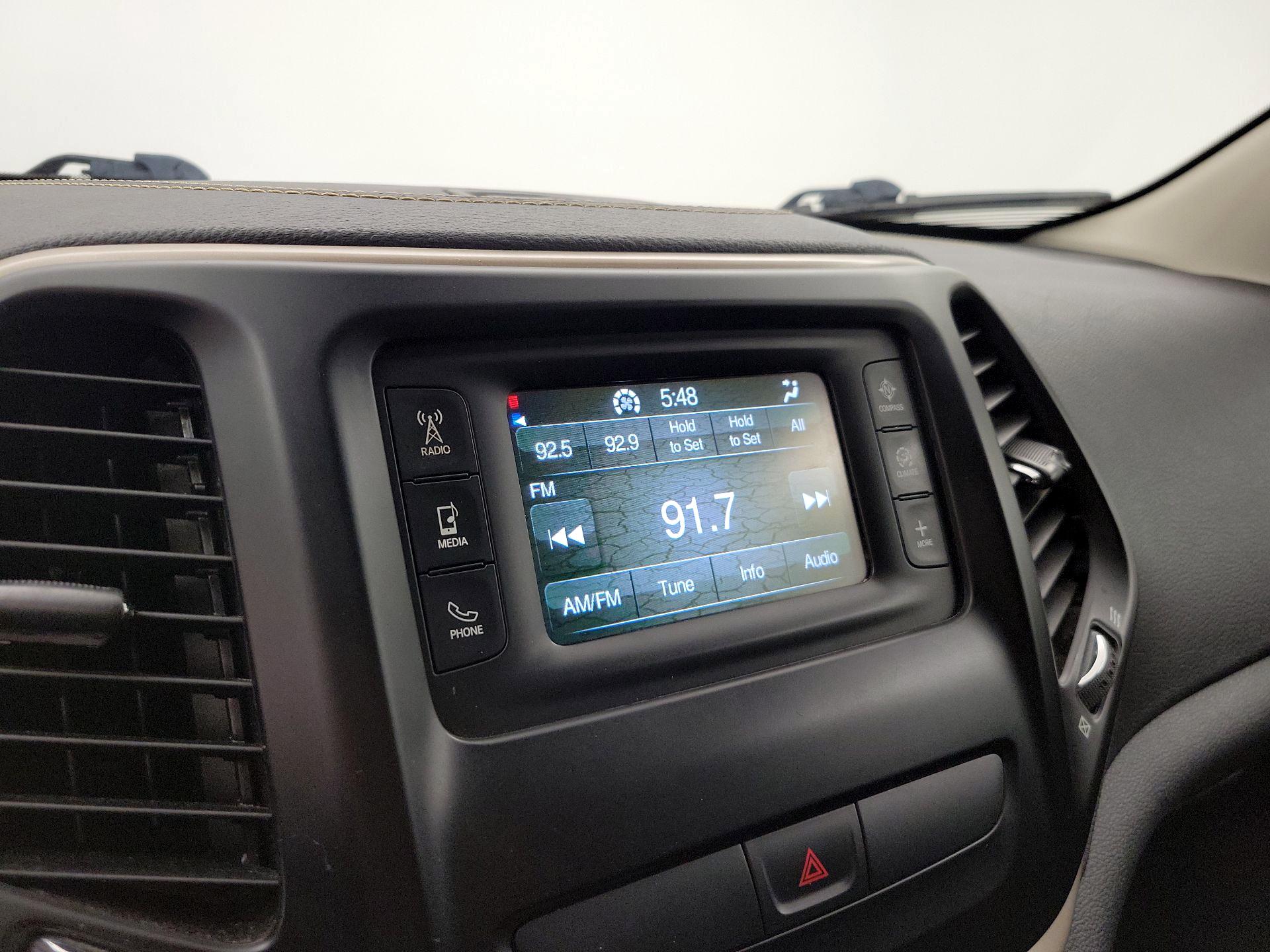 Thumbnail: 2016 Jeep Cherokee - 15