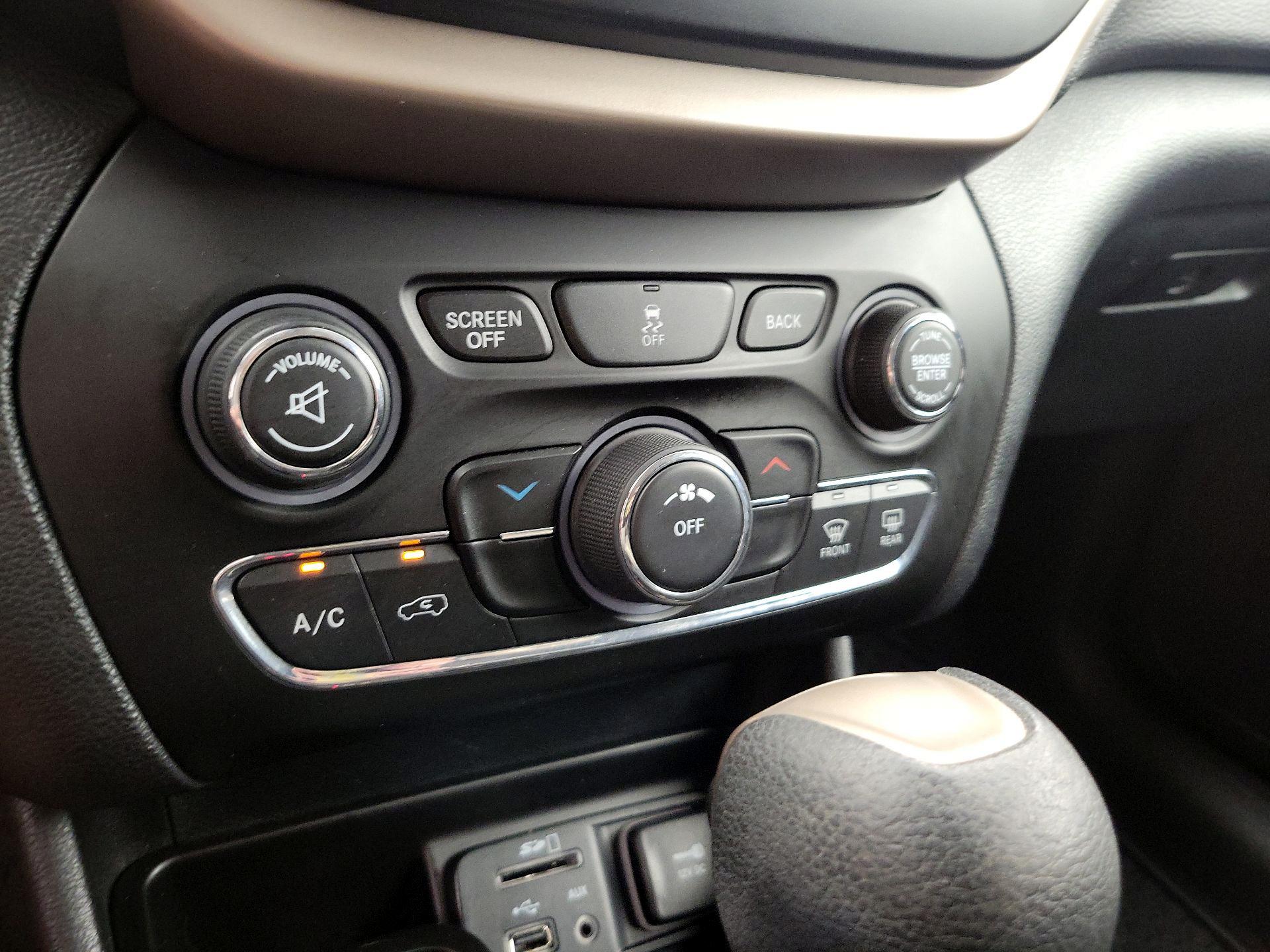 Thumbnail: 2016 Jeep Cherokee - 16
