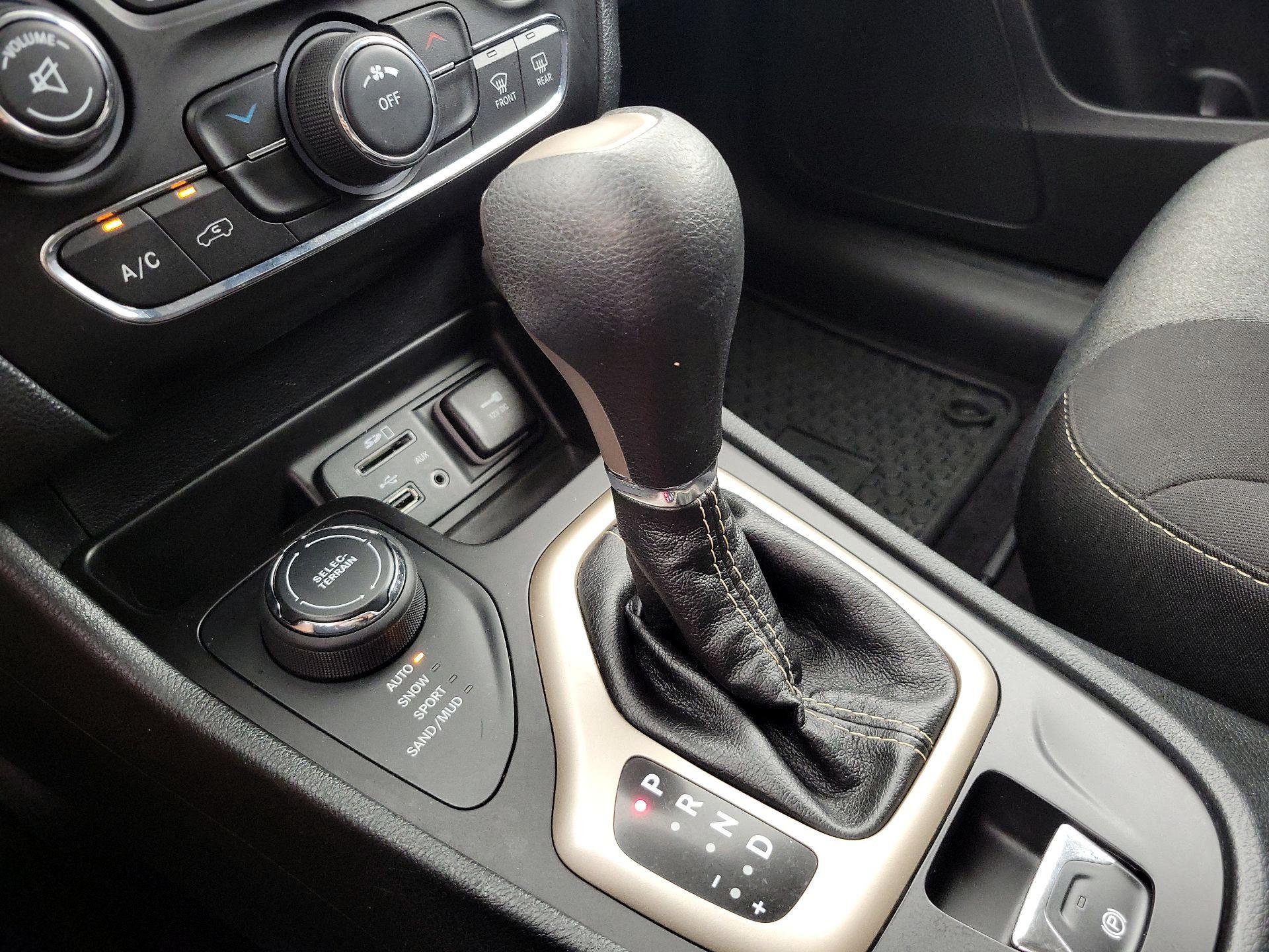 Thumbnail: 2016 Jeep Cherokee - 17