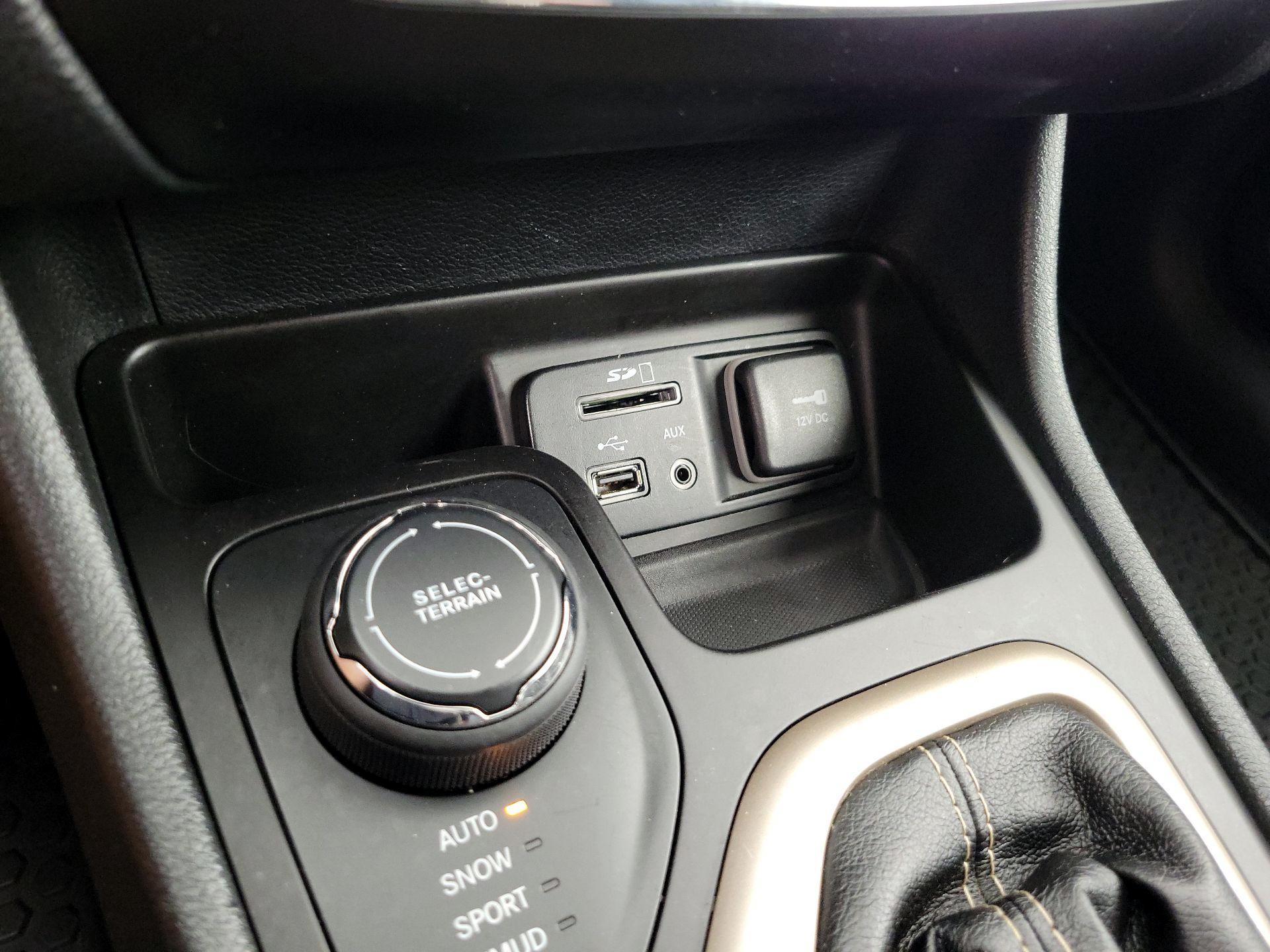 Thumbnail: 2016 Jeep Cherokee - 18