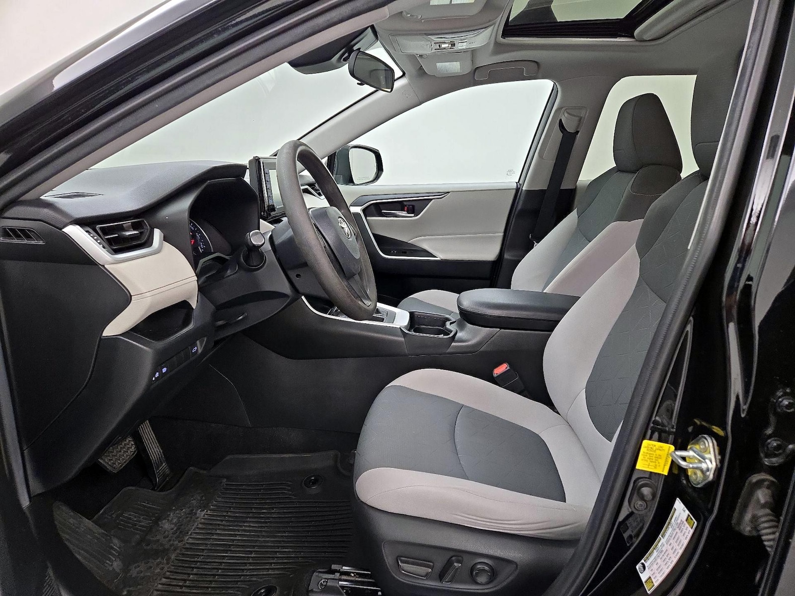 2020 Toyota RAV4 XLE - Photo 12
