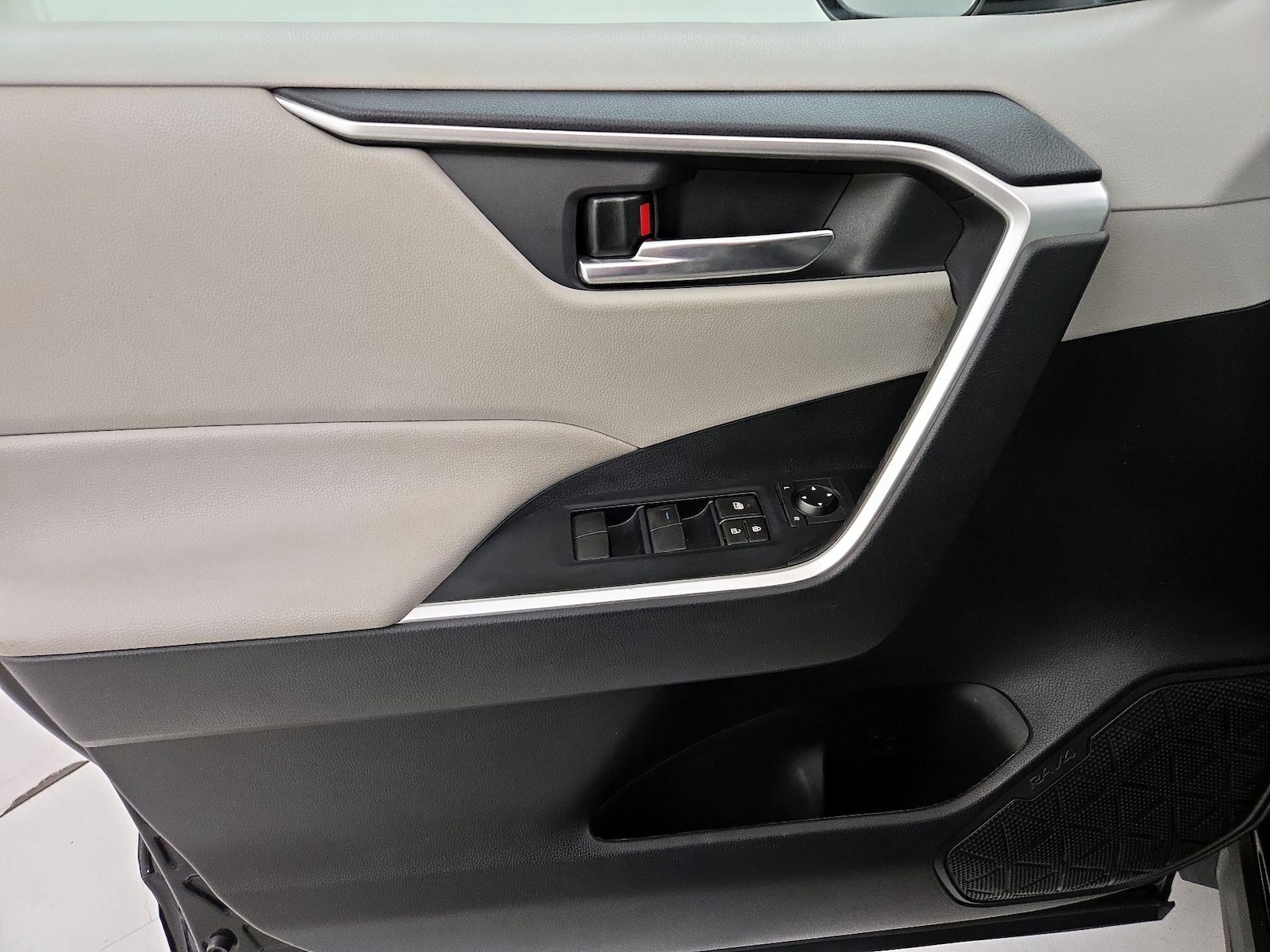 2020 Toyota RAV4 XLE - Photo 13
