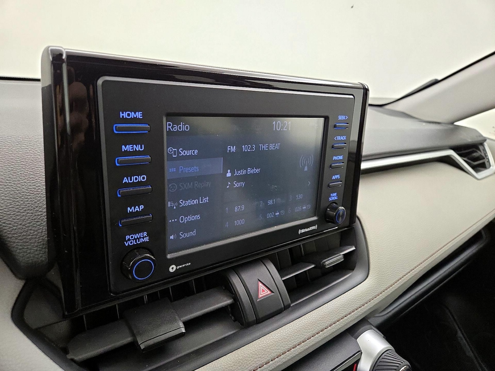 2020 Toyota RAV4 XLE - Photo 16