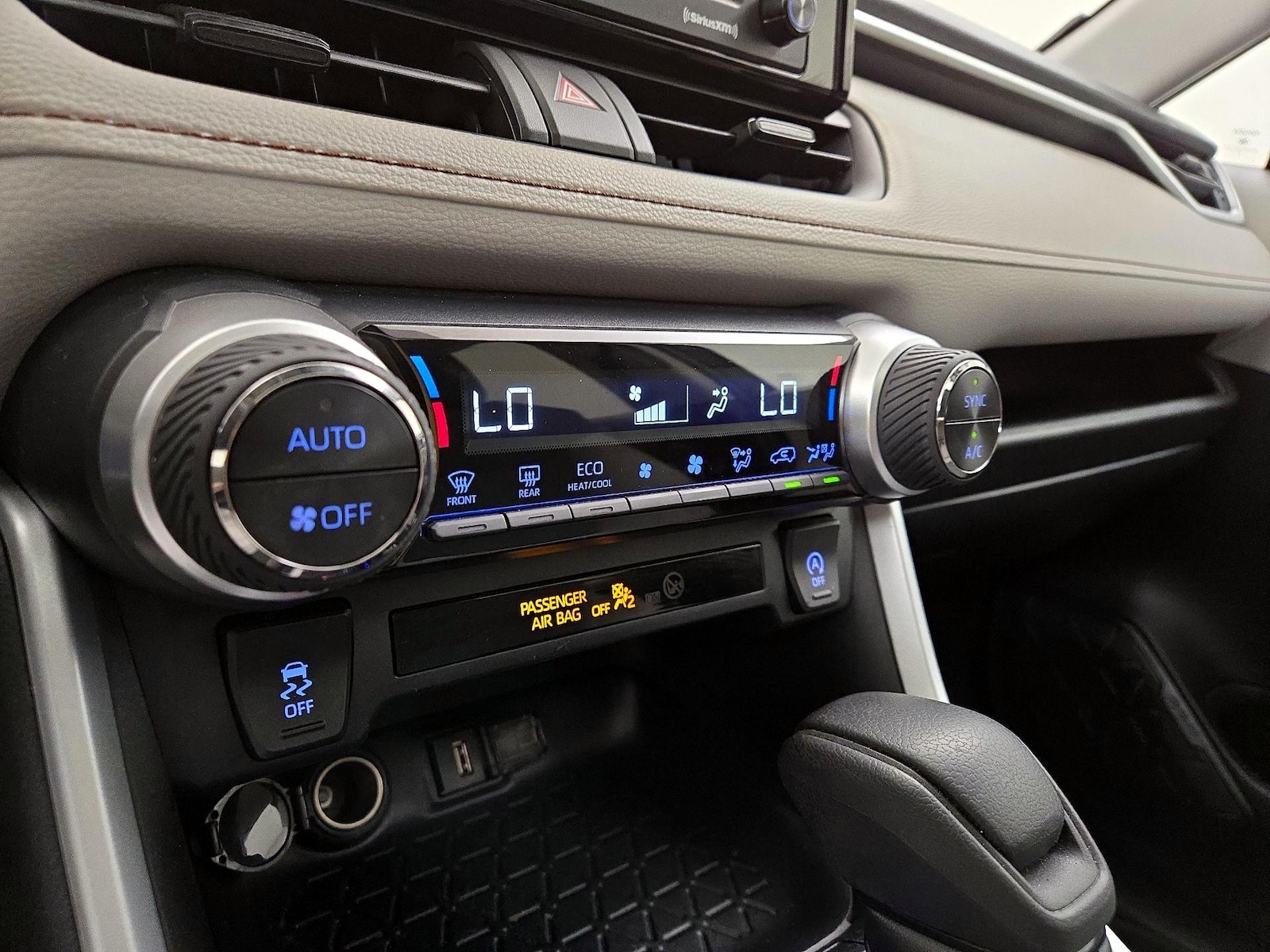 2020 Toyota RAV4 XLE - Photo 17