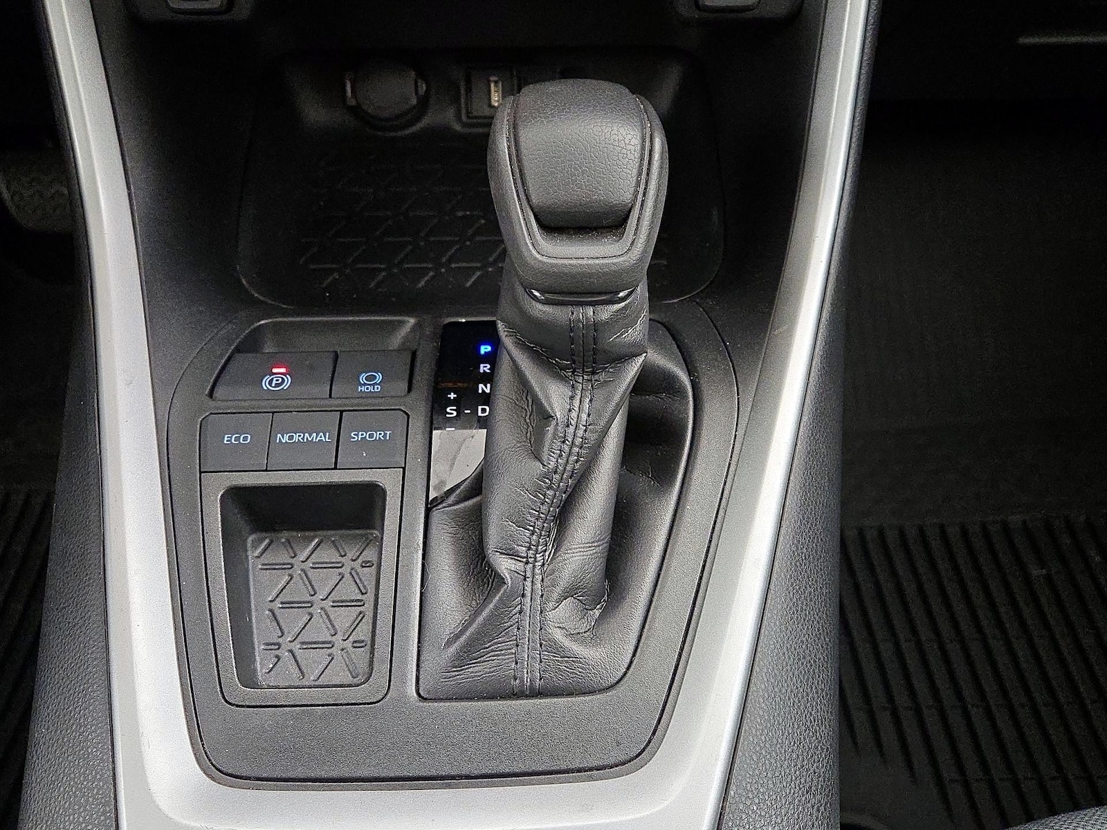 2020 Toyota RAV4 XLE - Photo 18