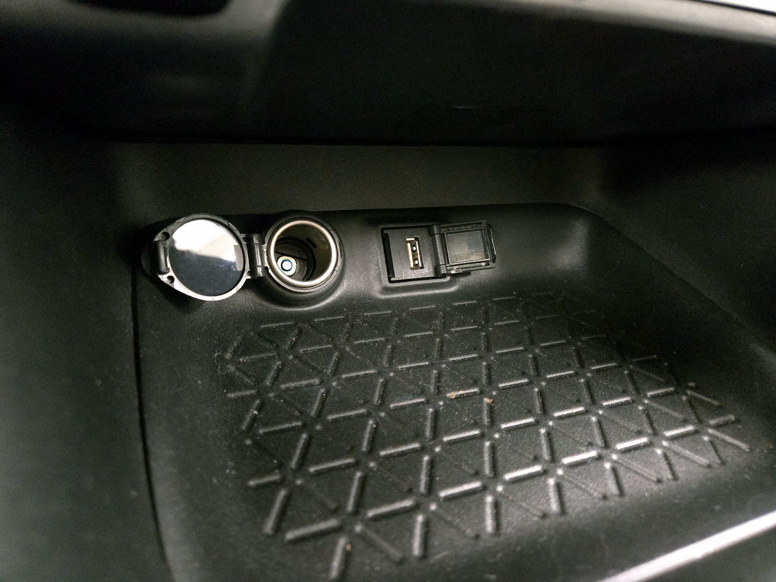 2020 Toyota RAV4 XLE - Photo 19
