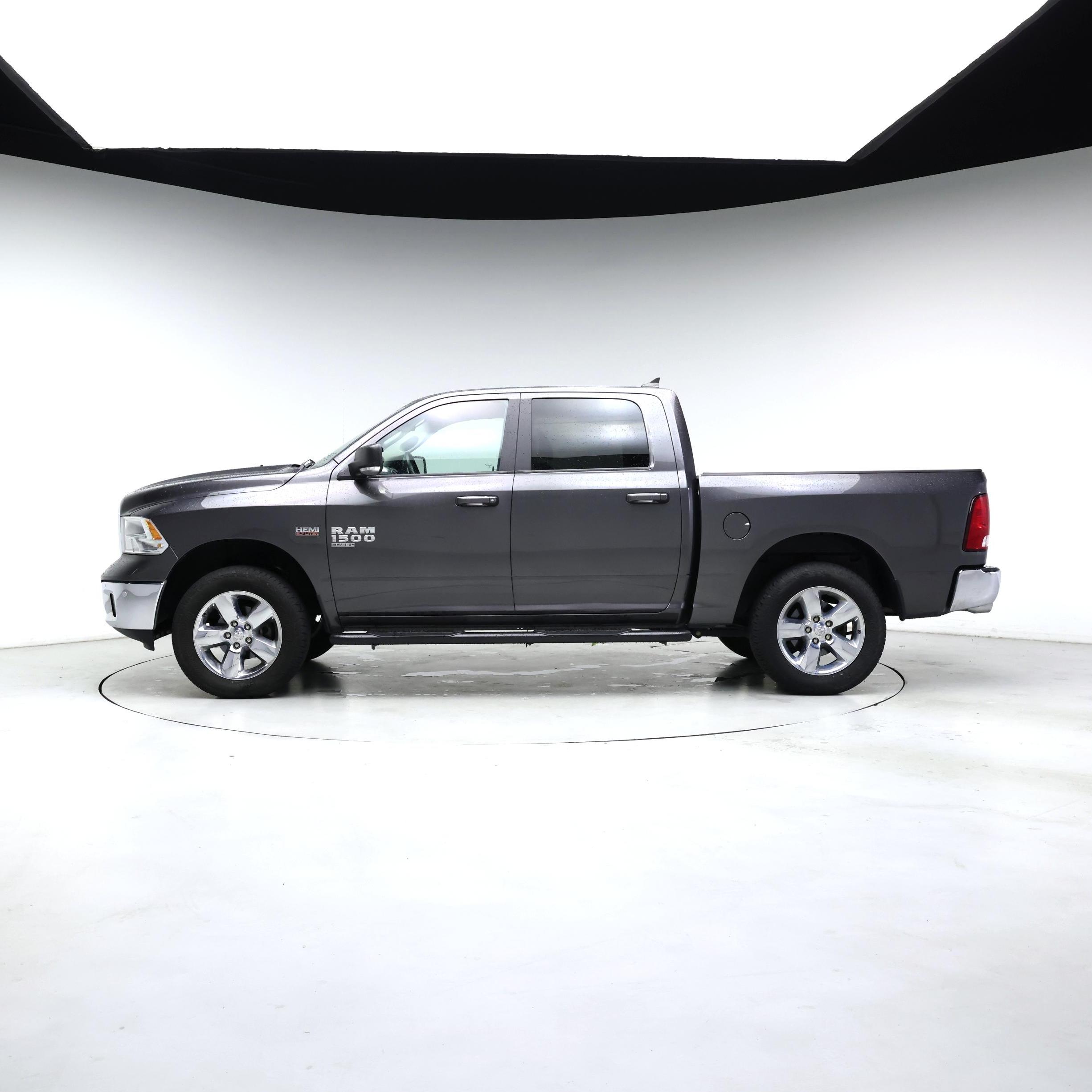 Thumbnail: 2019 RAM 1500 Classic - 3