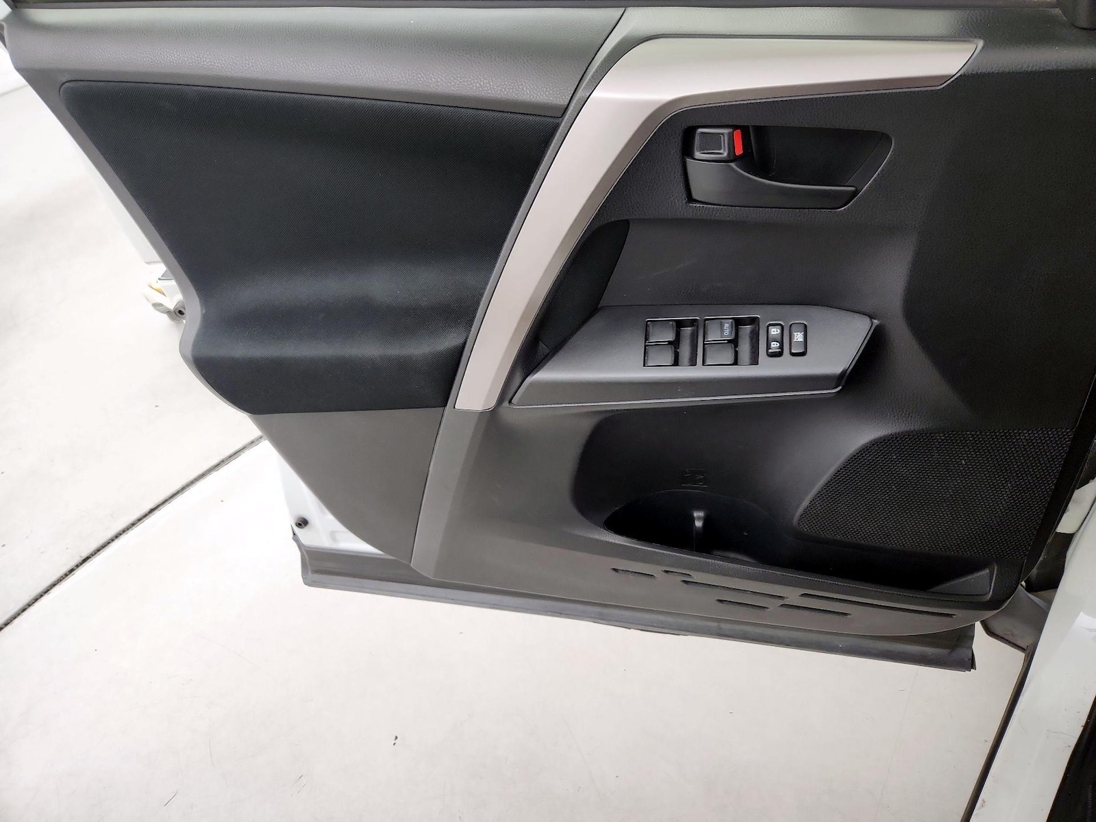 2018 Toyota RAV4 LE - Photo 13
