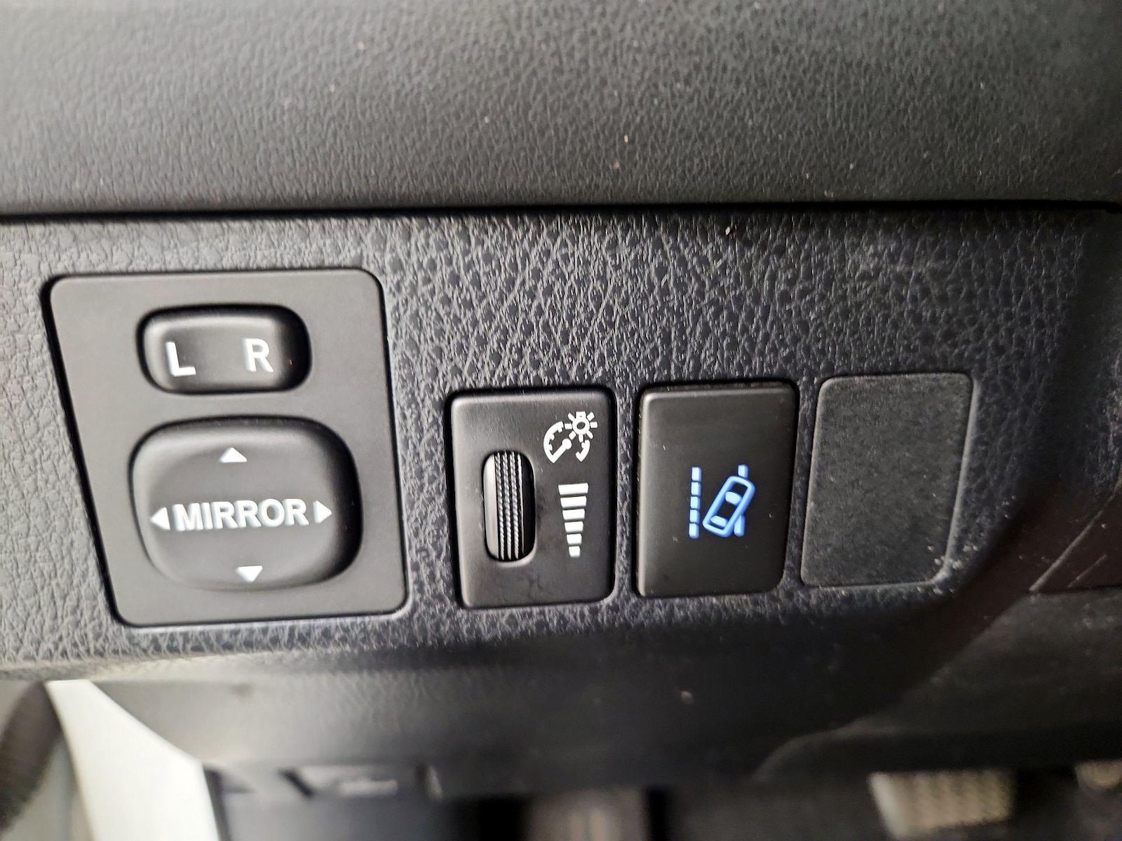 2018 Toyota RAV4 LE - Photo 14