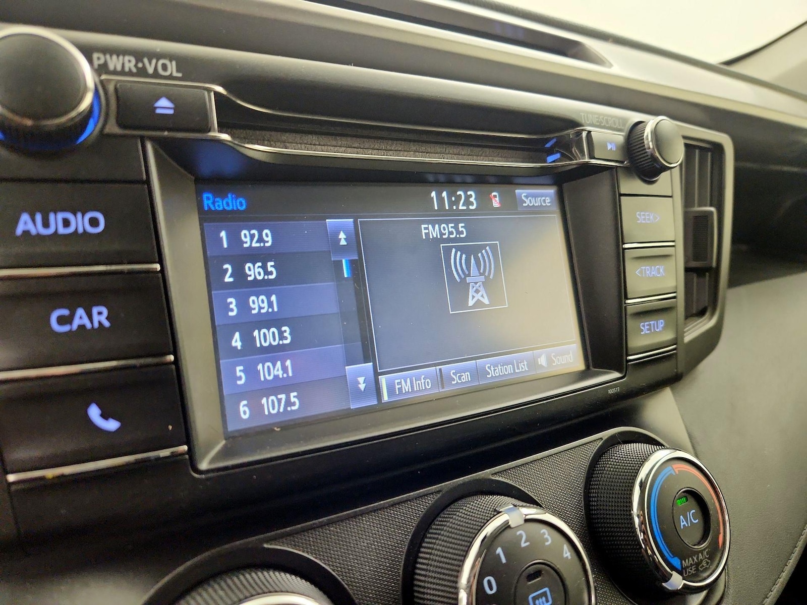 2018 Toyota RAV4 LE - Photo 16