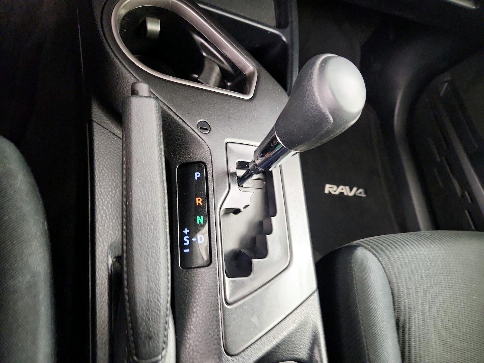 2018 Toyota RAV4 LE - Photo 18