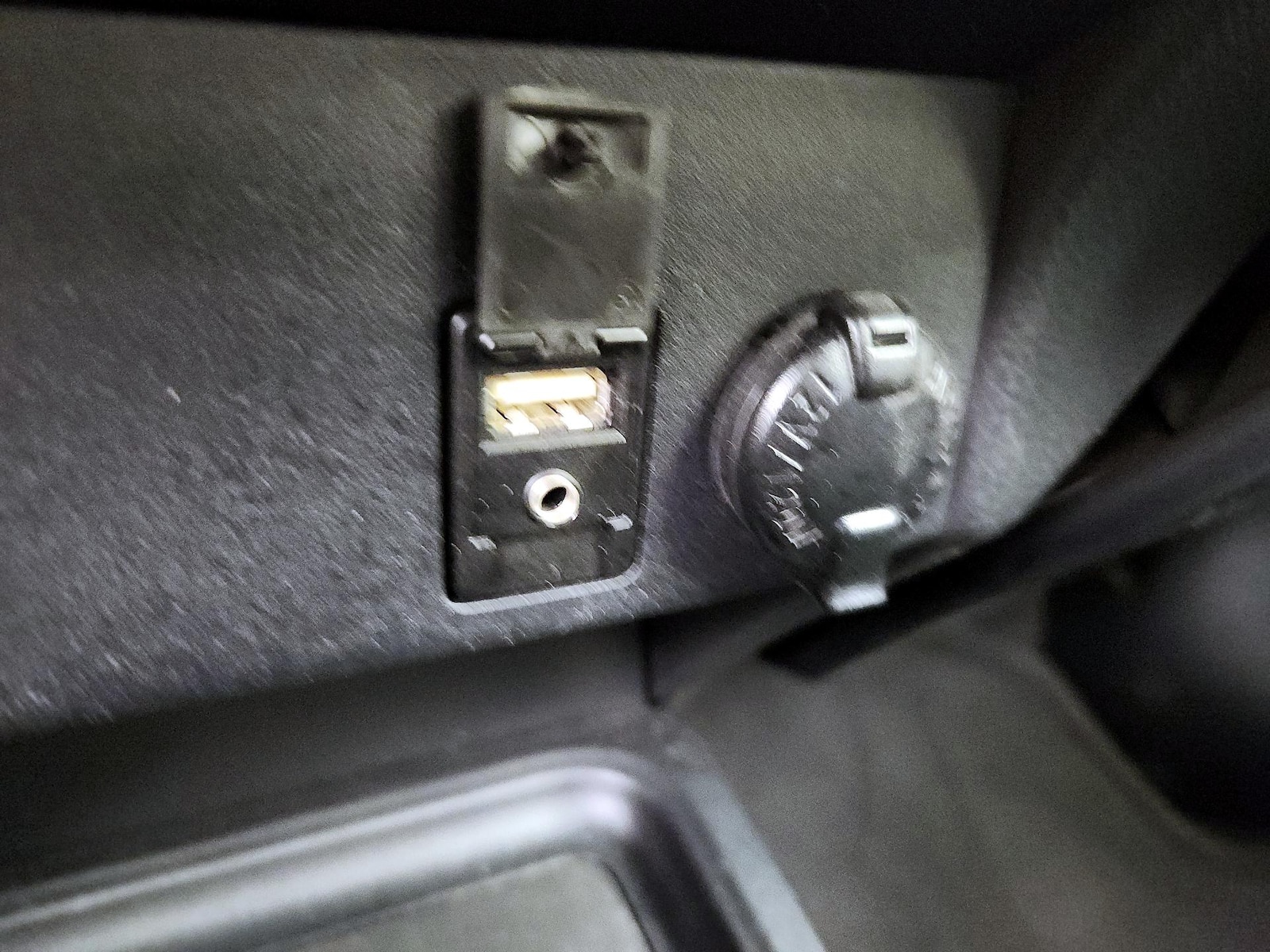 2018 Toyota RAV4 LE - Photo 19