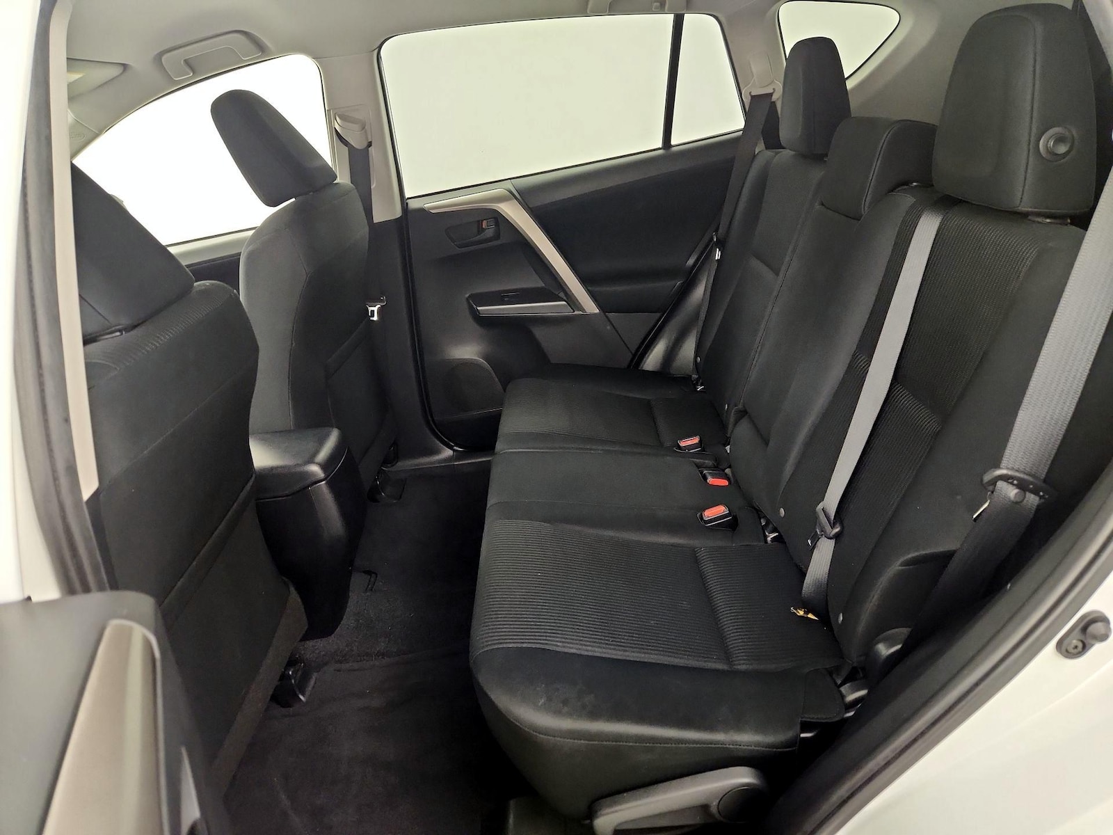 2018 Toyota RAV4 LE - Photo 20