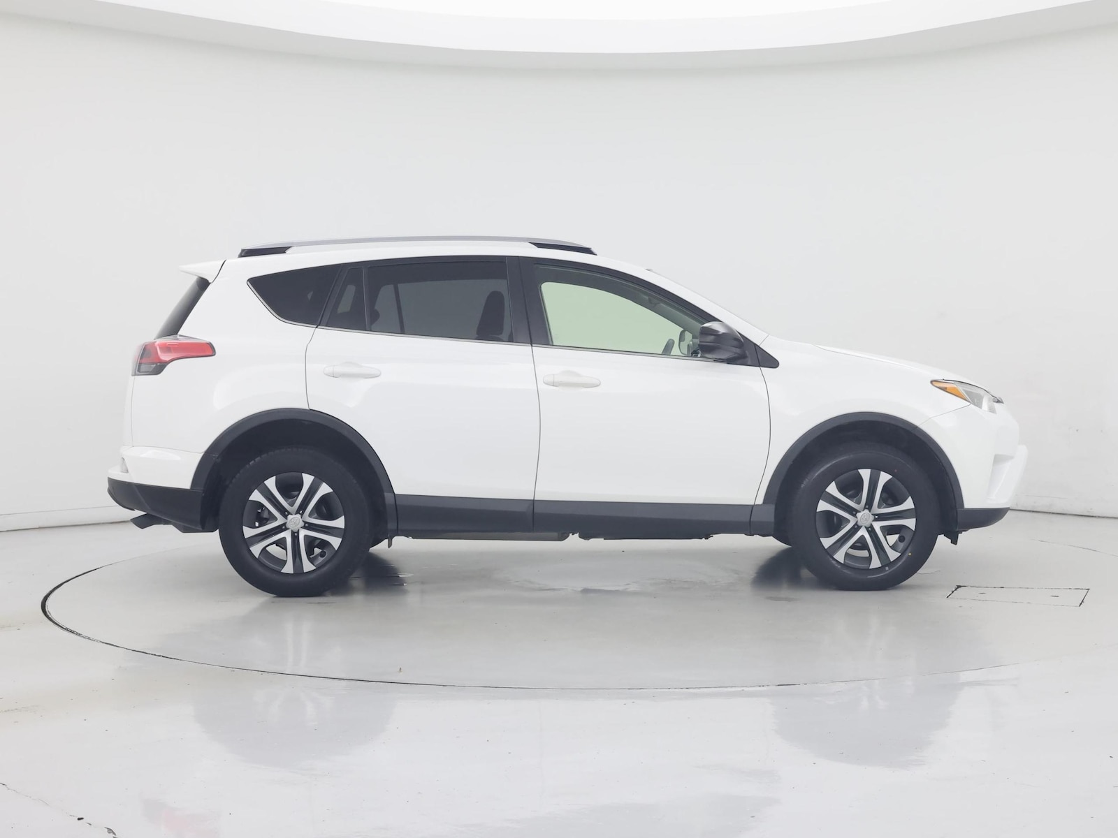2018 Toyota RAV4 LE - Photo 8