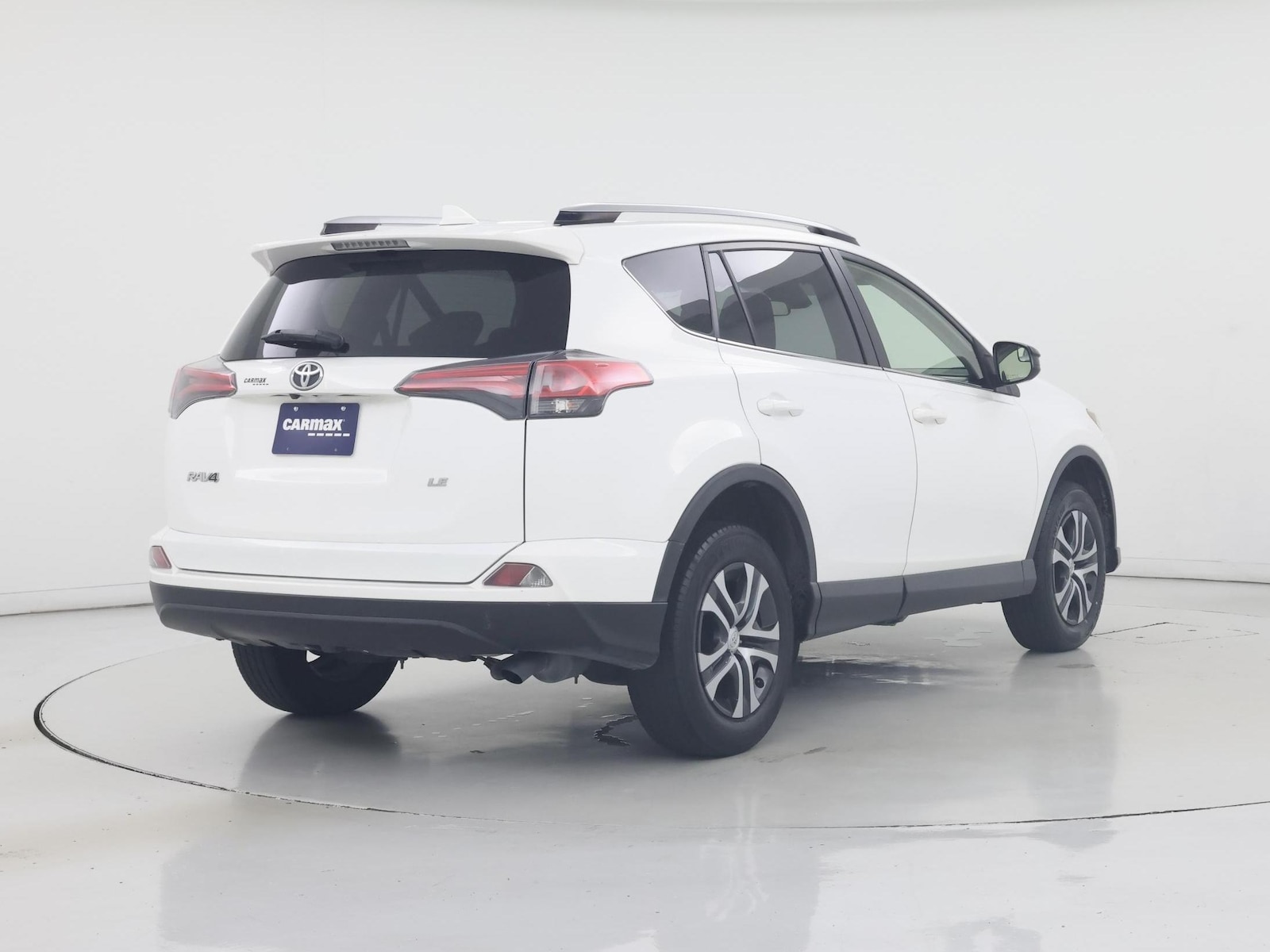 2018 Toyota RAV4 LE - Photo 9